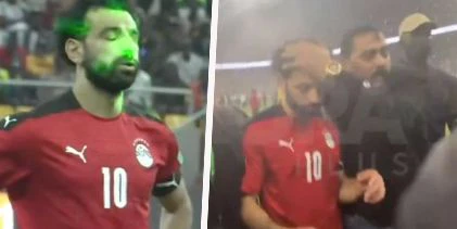 Mo Salah wird mit Laserpointern irritiert, mit Bechern beschossen.
