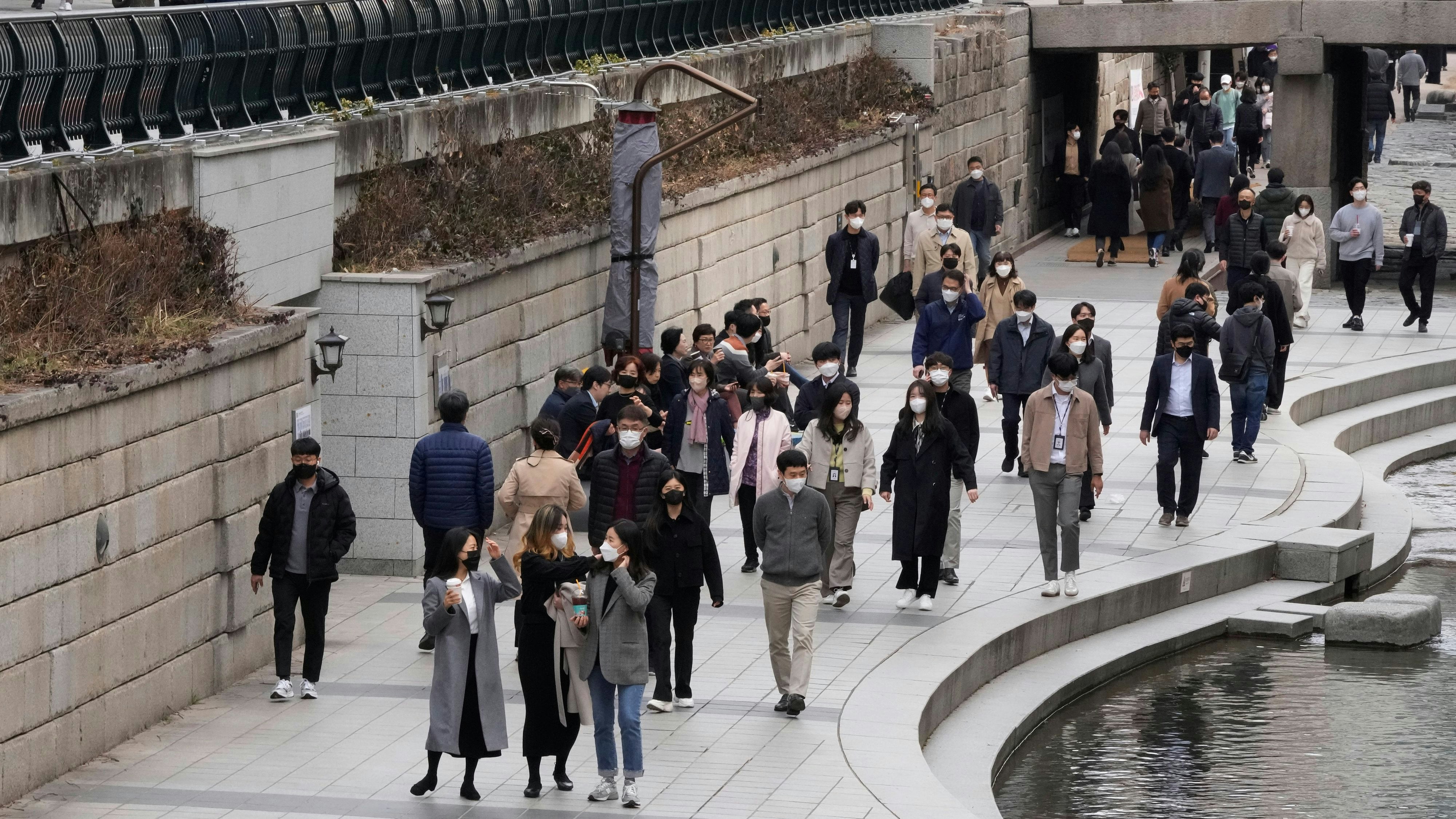 In Südkorea wird die Maske auch im Freien getragen.