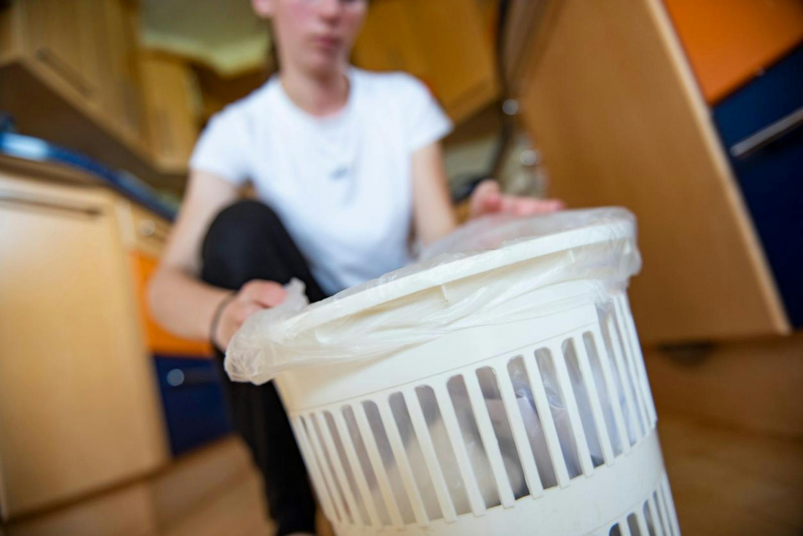 All die Taschentücher, die du verbraucht hast gelangen natürlich in deinen Mülleimer. Wenn du wieder bei Kräften bist solltest du diesen entleeren und auch gleich deinen Mülleimer desinfizieren, da sich auch dort gerne viele Keime ansammeln. 