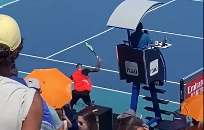 Nick Kyrgios zertrümmert nach einem Disput mit dem Referee seinen Schläger.
