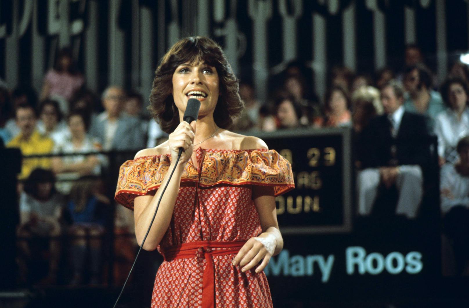 Mit Hits wie "Arizona Man", "Aufrecht geh'n" oder "Discozeitmaschine" zählt Mary Roos zu den erfolgreichsten Schlagerstars im deutschsprachigen Raum. Gleich zwei Mal vertrat sie Deutschland beim ESC.