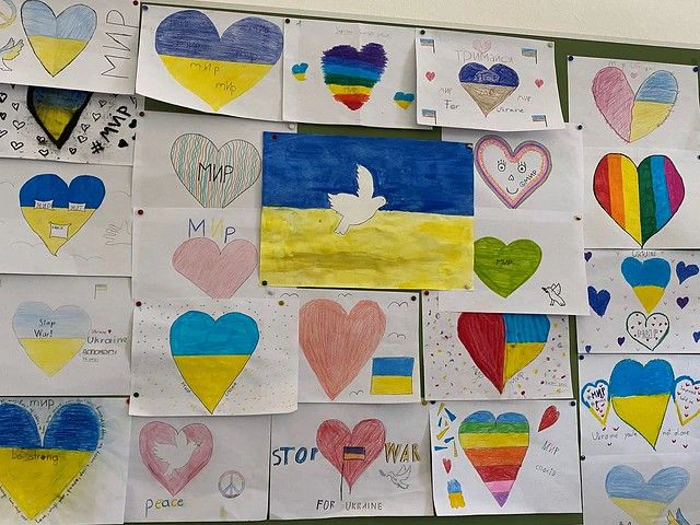 Schulen malen für ukrainische Kinder auf der Flucht