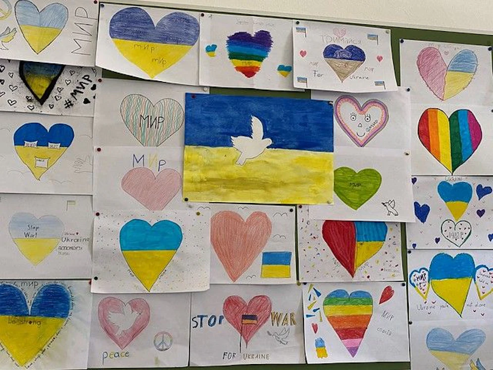 Schulen malen für ukrainische Kinder auf der Flucht