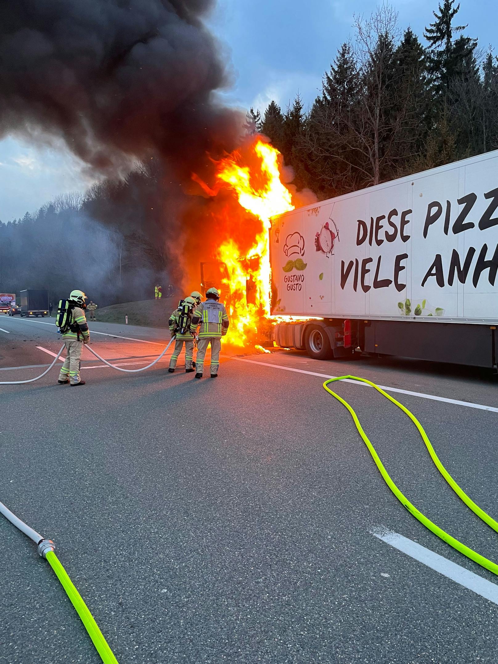 Ein mit Bananen beladener Sattelschlepper ist am Mittwoch auf der Inntalautobahn bei Langkampfen in Vollbrand geraten. Die A12 musste in Fahrtrichtung Innsbruck komplett gesperrt werden.