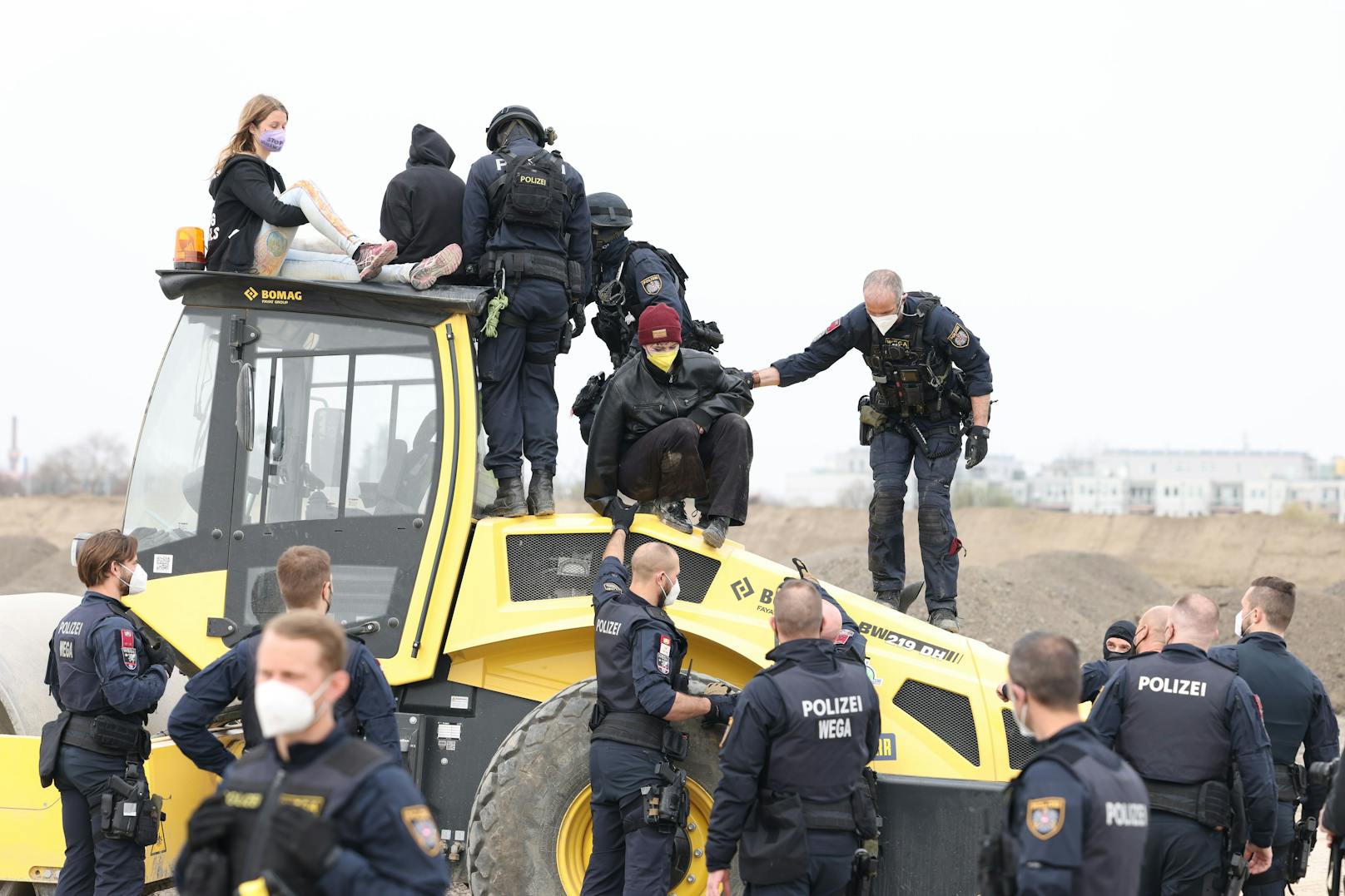 LobauBleibt-Demonstranten besetzten am Mittwoch einen Bagger in Wien-Donaustadt. Die Polizei transportierte die Aktivisten ab.