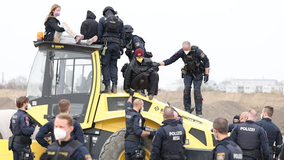 LobauBleibt-Demonstranten besetzten am Mittwoch einen Bagger in Wien-Donaustadt. Die Wega transportierte die Aktivisten ab.