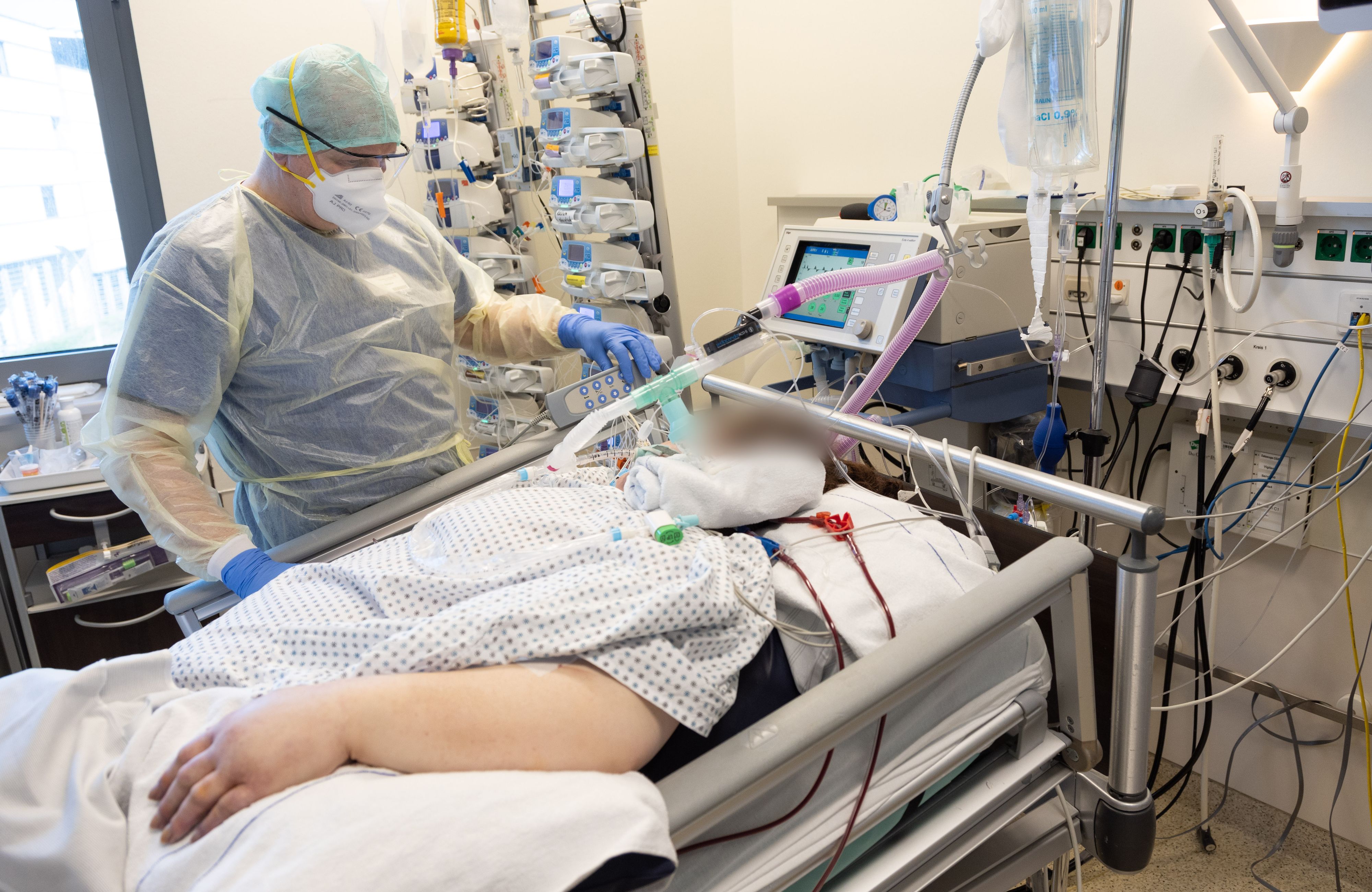 Die Zahlen der Coronapatienten in den Krankenhäusern bleibt weiterhin hoch.