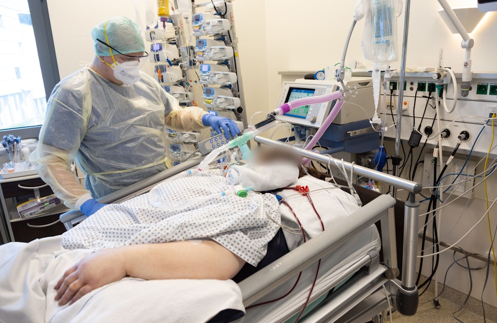 Die Zahlen der Coronapatienten in den Krankenhäusern bleibt weiterhin hoch.