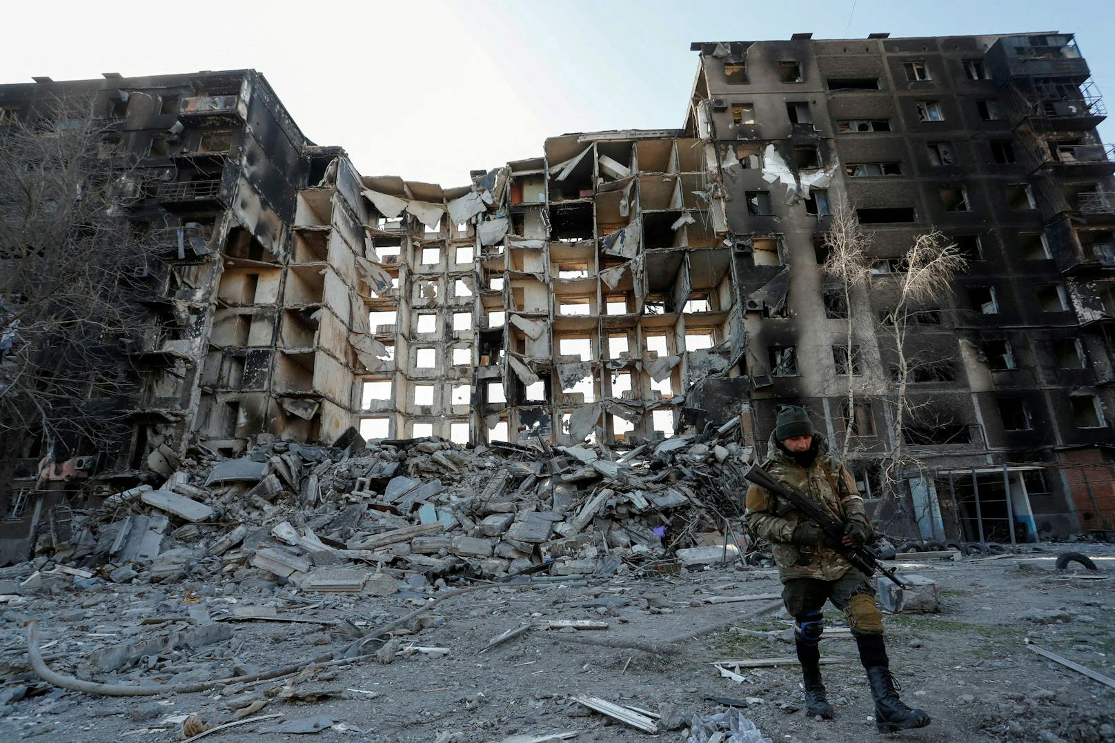 Wie CNN-Korrespondent Jim Sciutto berichtet, hat die russische Armee mit dem Abzug von Kampftruppen aus dem Gebiet der ukrainischen Hauptstadt Kiew begonnen.