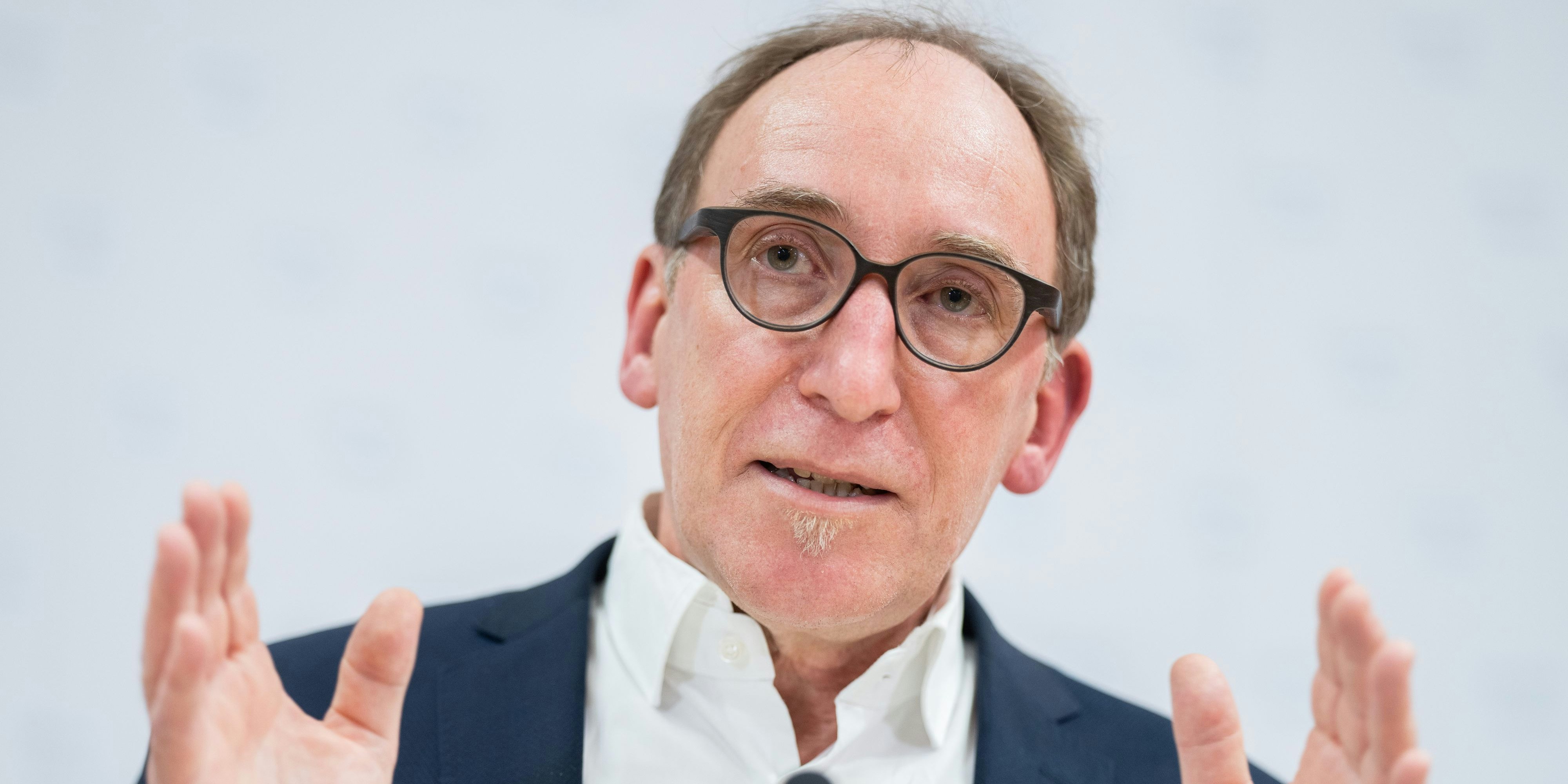 Download von www.picturedesk.com am 30.03.2022 (20:03).  ABD0114_20220318 - WIEN - ÖSTERREICH: Gesundheitsminister Johannes Rauch (Grüne) am Freitag, 18. März 2022, während einer Pressekonferenz über das weitere Vorgehen der Regierung in Sachen Corona. - FOTO: APA/GEORG HOCHMUTH - 20220318_PD9523 - Rechteinfo: Rights Managed (RM)