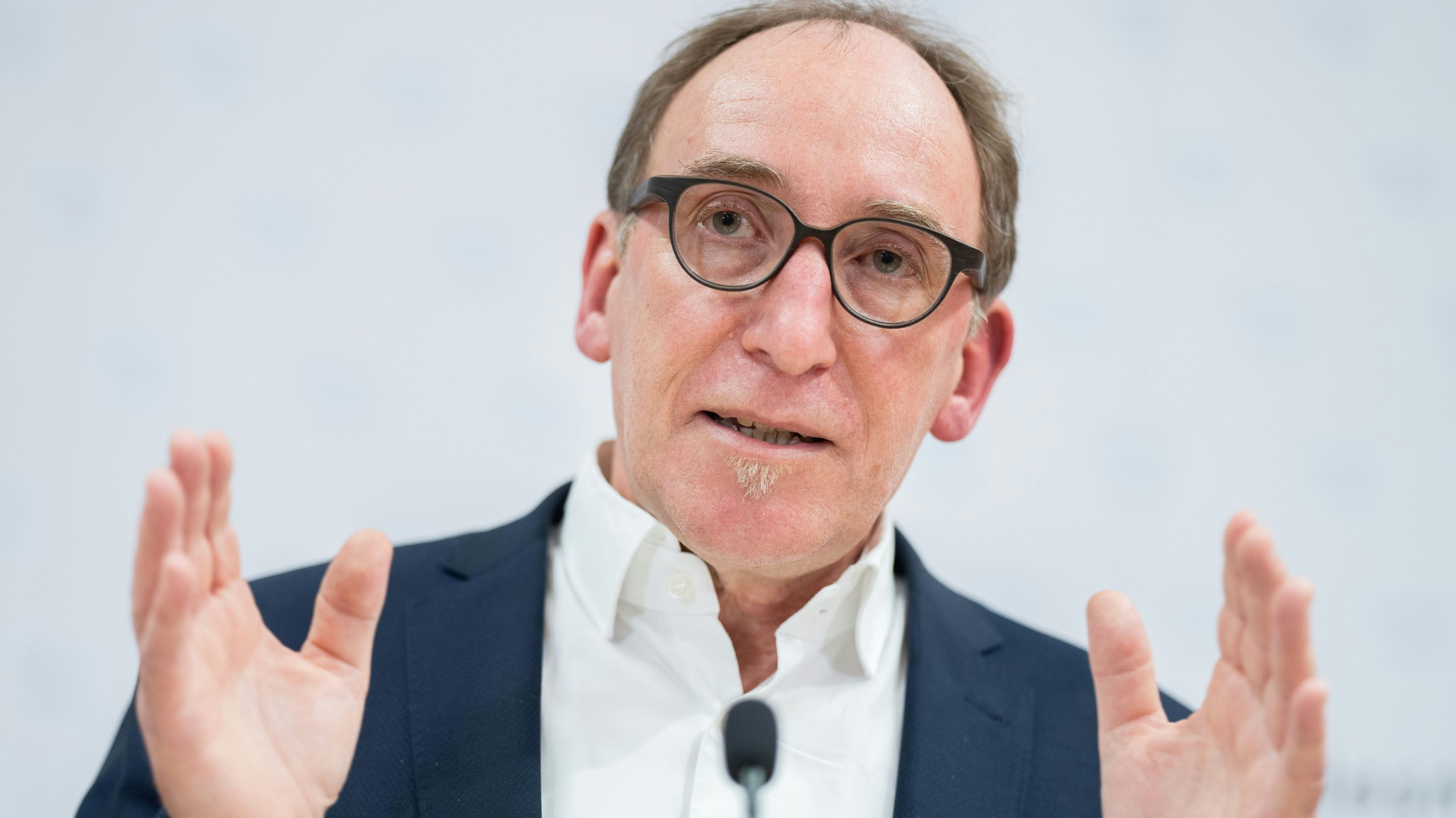 Download von www.picturedesk.com am 30.03.2022 (20:03).  ABD0114_20220318 - WIEN - ÖSTERREICH: Gesundheitsminister Johannes Rauch (Grüne) am Freitag, 18. März 2022, während einer Pressekonferenz über das weitere Vorgehen der Regierung in Sachen Corona. - FOTO: APA/GEORG HOCHMUTH - 20220318_PD9523 - Rechteinfo: Rights Managed (RM)