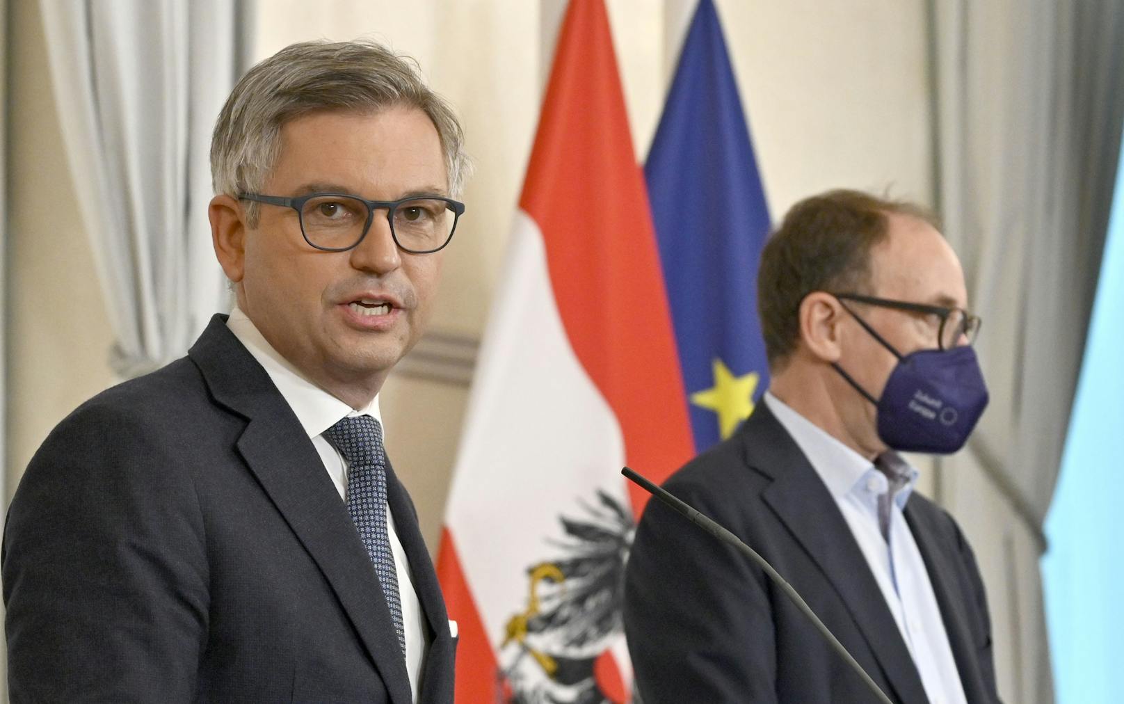 Finanzminister Magnus Brunner (ÖVP), Sozialminister Johannes Rauch (Grüne) beim Pressefoyer nach einem Ministerrat im Bundeskanzleramt am 30. März 2022.