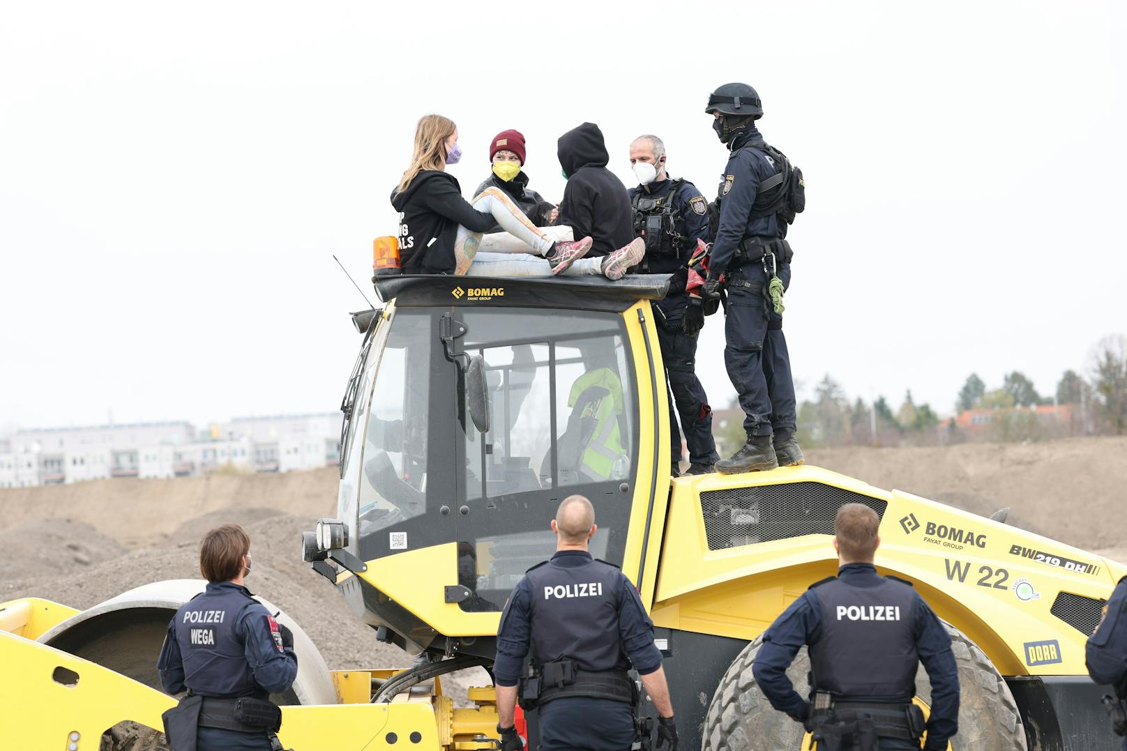 LobauBleibt-Demonstranten besetzten am Mittwoch einen Bagger in Wien-Donaustadt. Die Polizei transportierte die Aktivisten ab.
