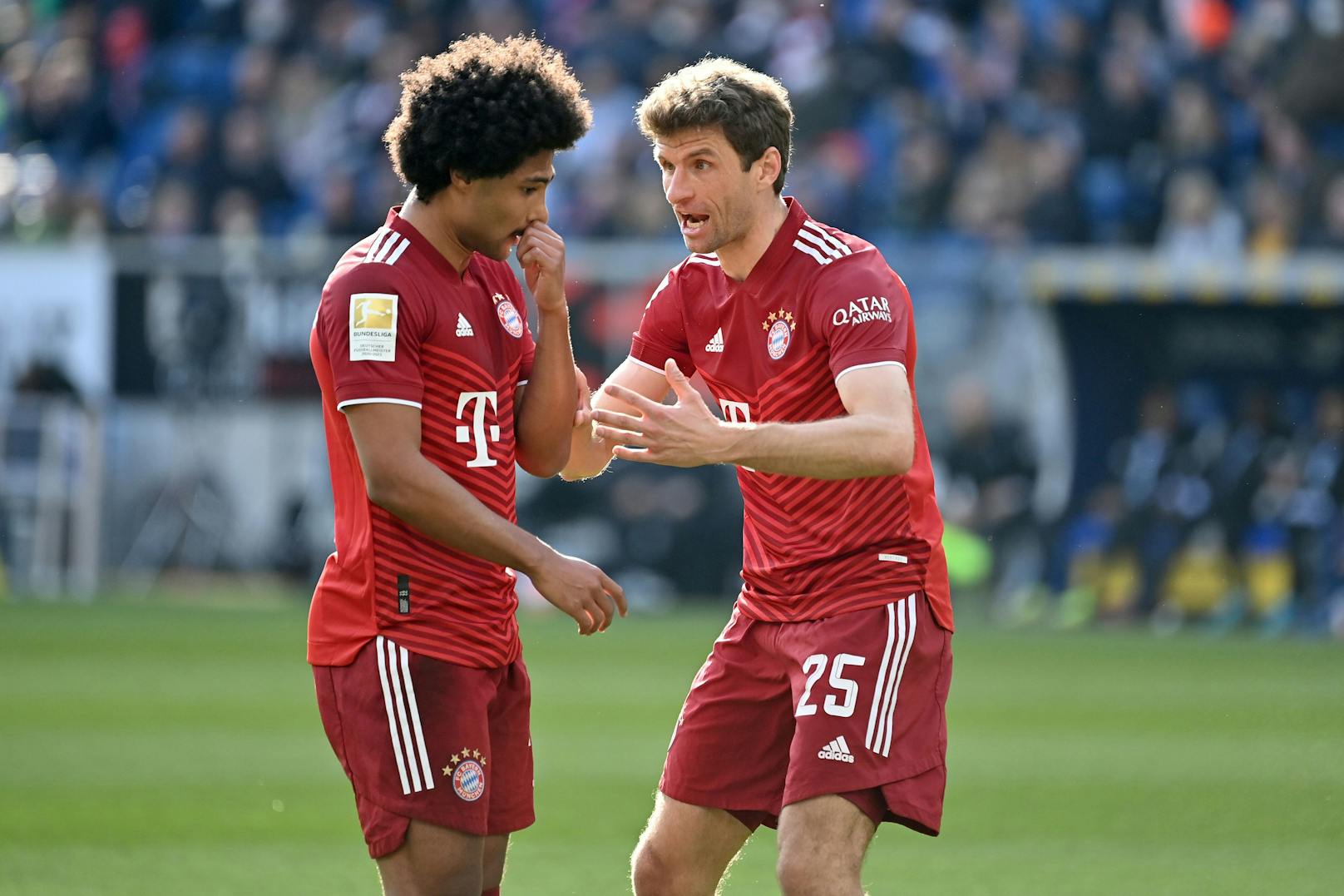 Serge Gnabry im Gespräch mit Bayern-Urgestein Thomas Müller.