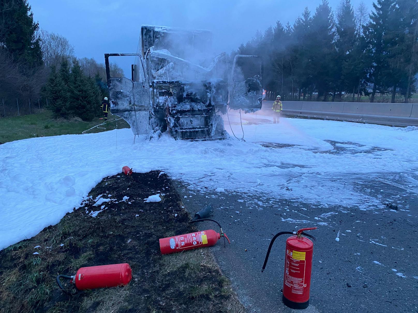 Ein mit Bananen beladener Sattelschlepper ist am Mittwoch auf der Inntalautobahn bei Langkampfen in Vollbrand geraten. Die A12 musste in Fahrtrichtung Innsbruck komplett gesperrt werden.