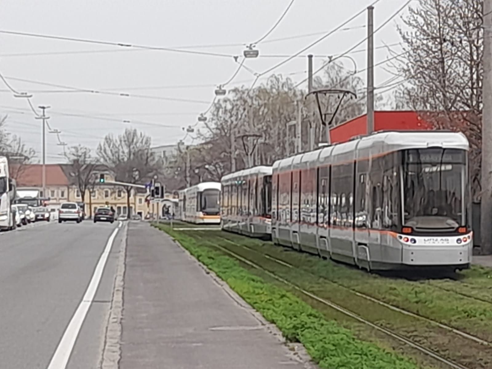 Straßenbahnstau an der Haltestelle "Neue Welt" auf der Wiener Straße