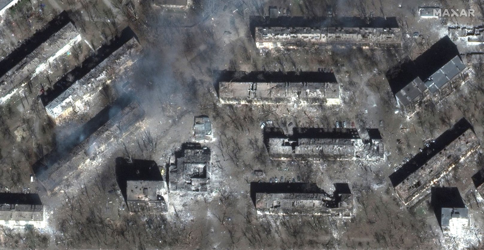 Ganze Viertel liegen in Mariupol in Schutt und Asche. Diese Aufnahmen wurden am 29. März von einem Maxar-Satelliten geschossen. 