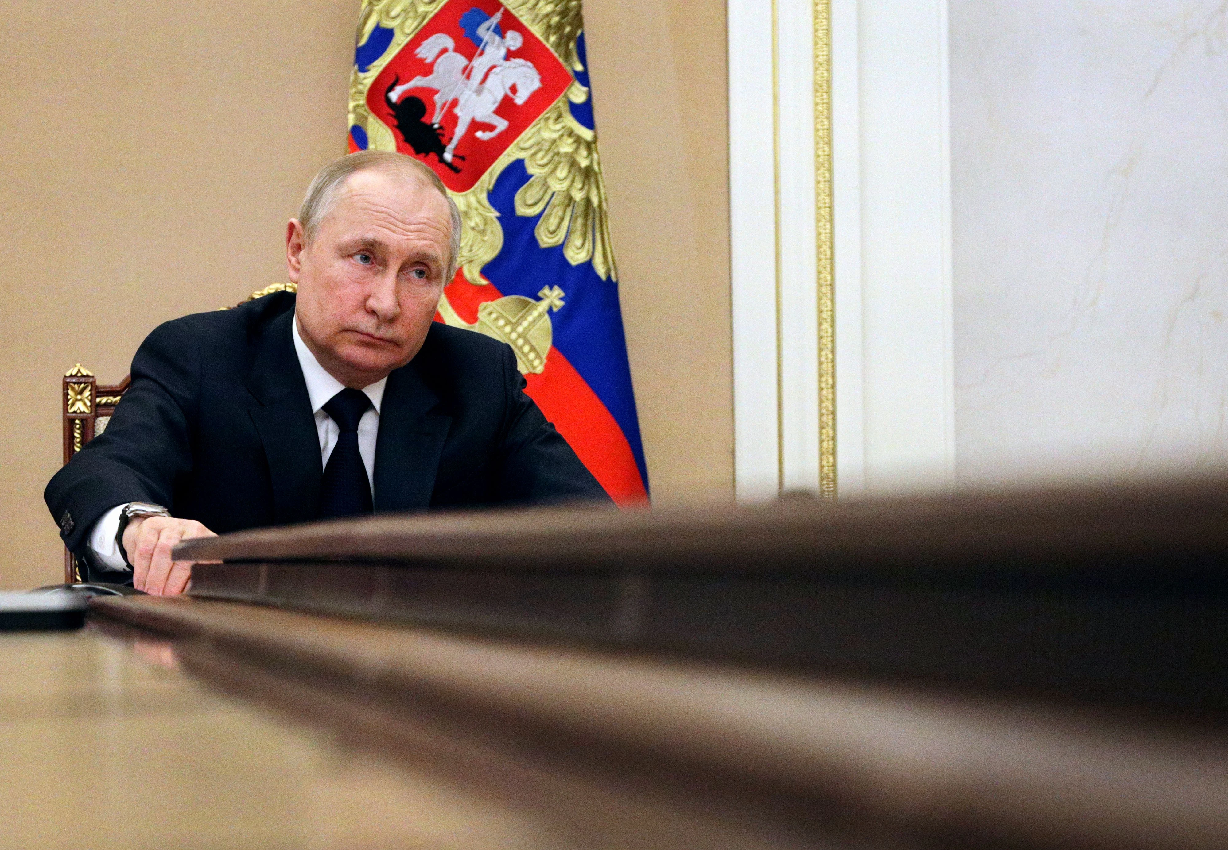 Kreml-Machthaber Wladimir Putin - hier am  10.03.2022 an einem riesigen Tisch im Gespräch mit seinem Verteidigungsminister.