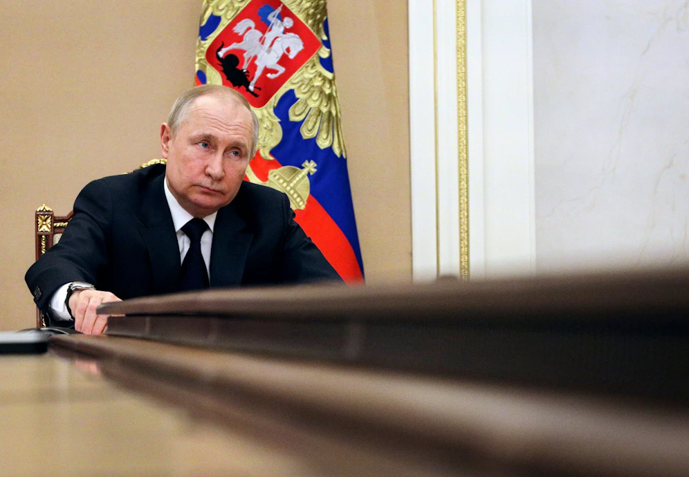 Kreml-Machthaber Wladimir Putin - hier am  10.03.2022 an einem riesigen Tisch im Gespräch mit seinem Verteidigungsminister.