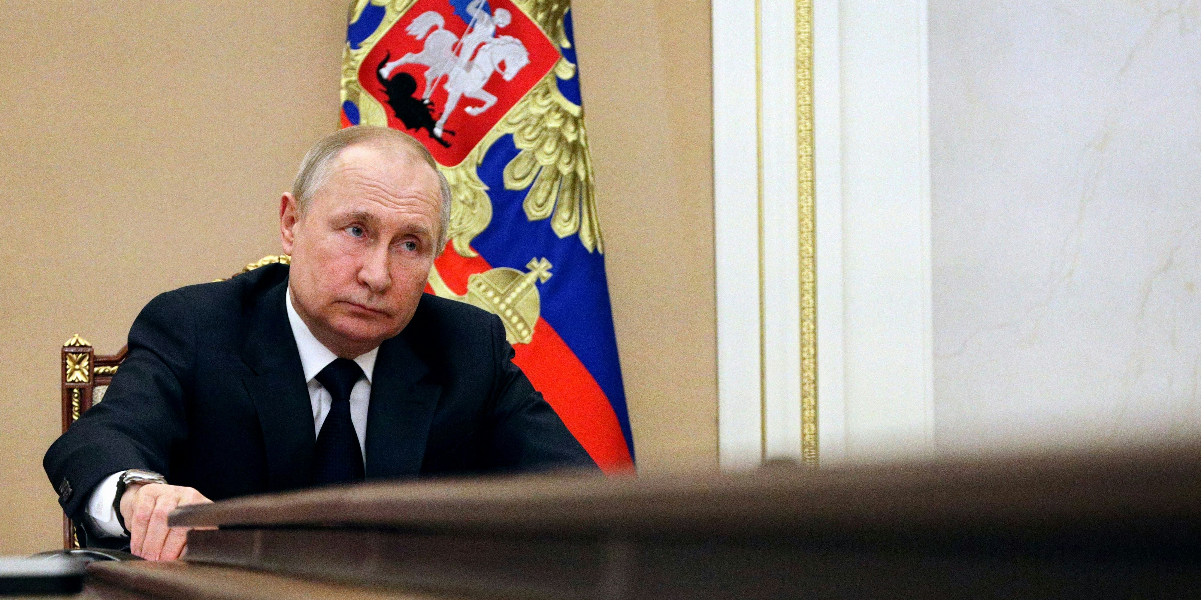 Kreml-Machthaber Wladimir Putin - hier am  10.03.2022 an einem riesigen Tisch im Gespräch mit seinem Verteidigungsminister.