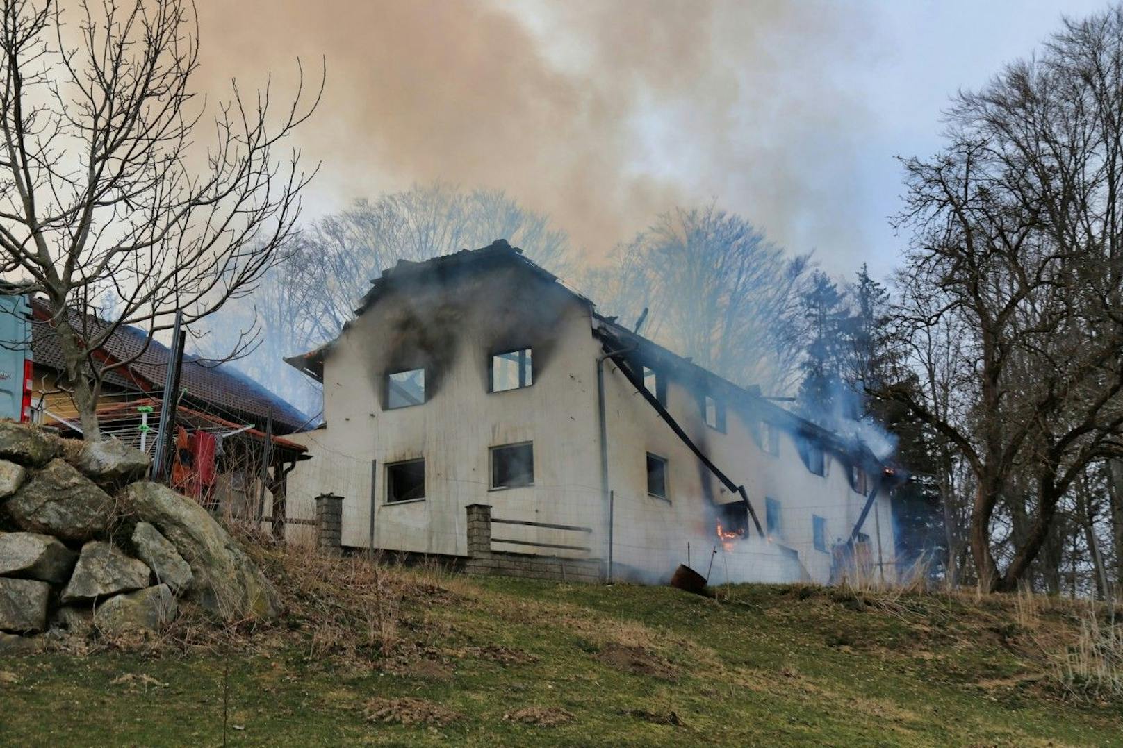Zehn Feuerwehren bei Bauernhof-Brand im Einsatz