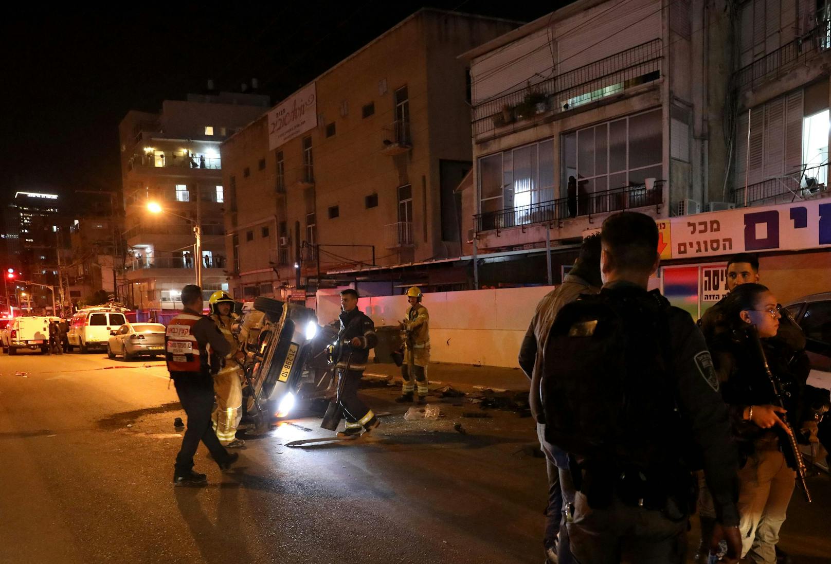 Der Bürgermeister von Bnei Brak hatte die Einwohner nach dem Anschlag aufgerufen, ihre Häuser nicht zu verlassen. Es gab zunächst Spekulationen über mögliche weitere Attentäter.