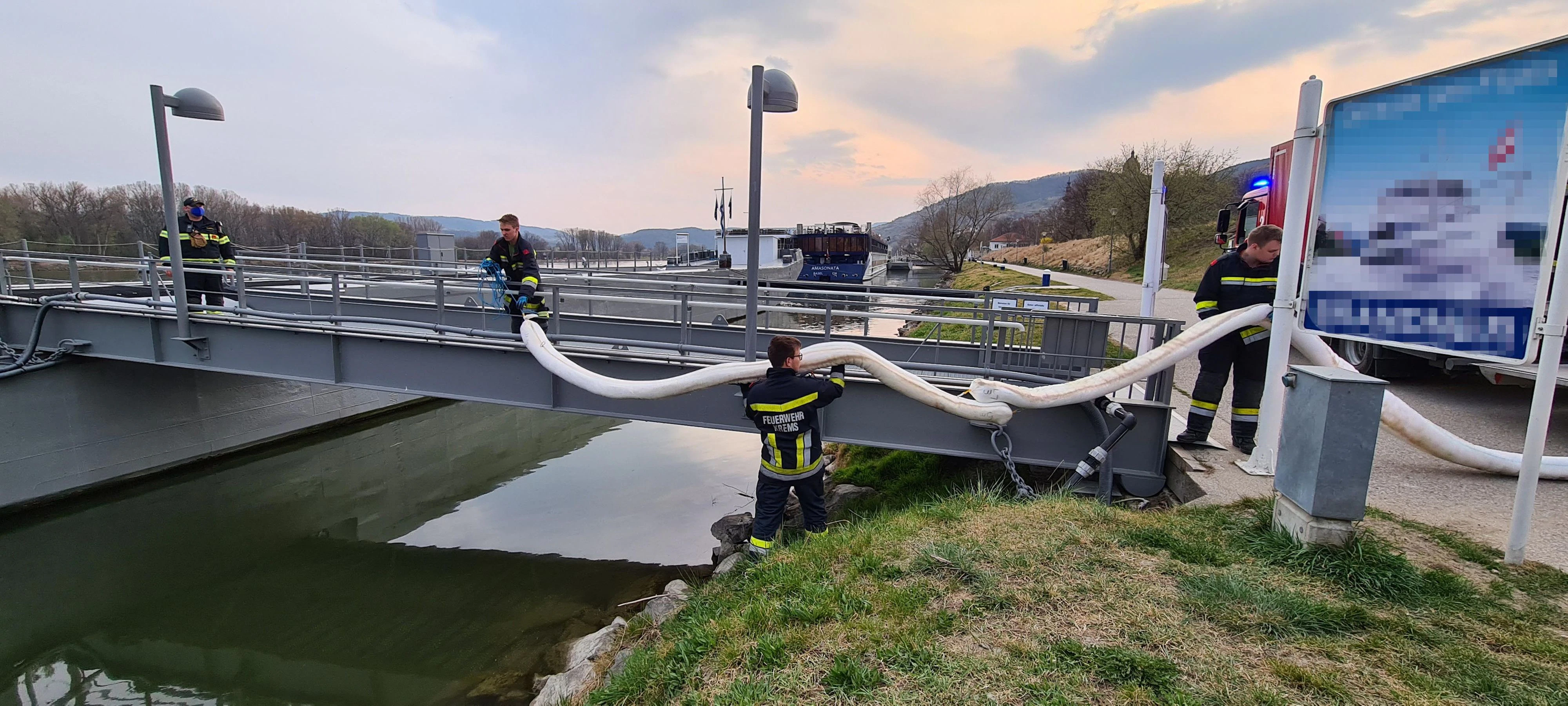 Ölfilm auf der Donau bei Krems