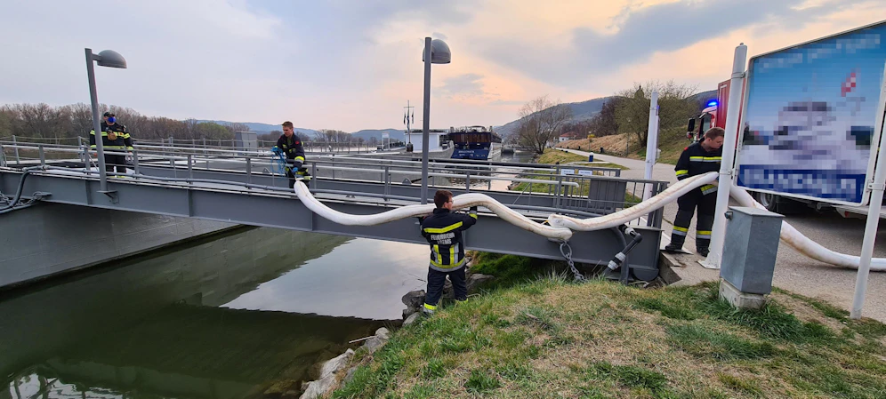 Ölfilm auf der Donau bei Krems