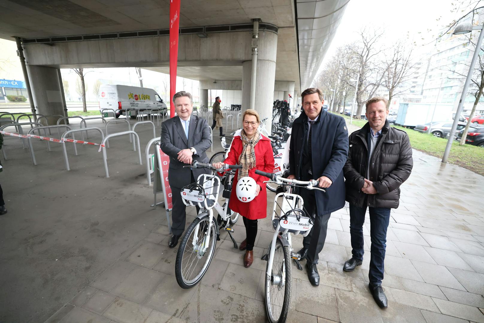 Ab 1. April stehen die ersten 1.000 Leihräder bereit, bis zum Vollausbau im Herbst sollen es 3.000 sein, so (v.l.n.r.: Stadtchef Michael Ludwig, Wiener Linien-Chefin Alexandra Reinagl, Öffi-Stadtrat Peter Hanke und&nbsp;nextbike-Geschäftsführer Leonhard von Harrach.