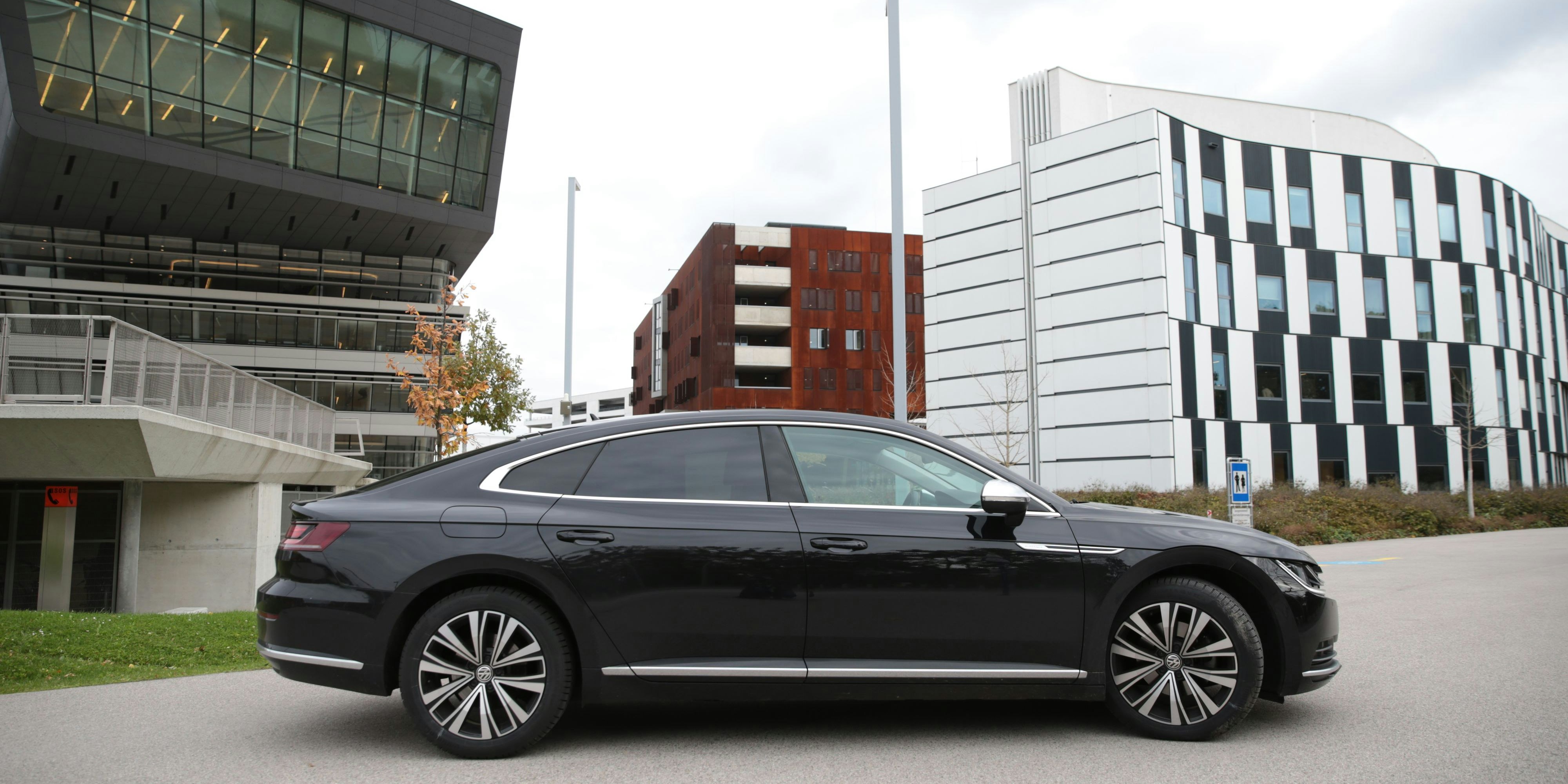 Auch der VW Arteon (hier im Bild) mit Baujahr 2020 bis 2022 wird zurückgerufen.