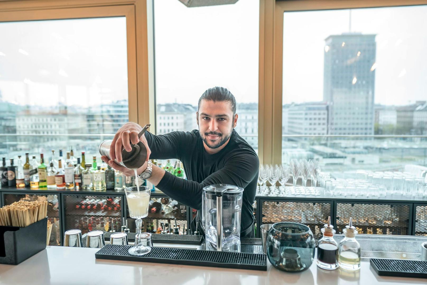 Den Fruity Sin in der rooftop bar istros im radisson red ecke herminengasse obere donaustraße, 20220330 foto: helmut graf/tageszeitung heute