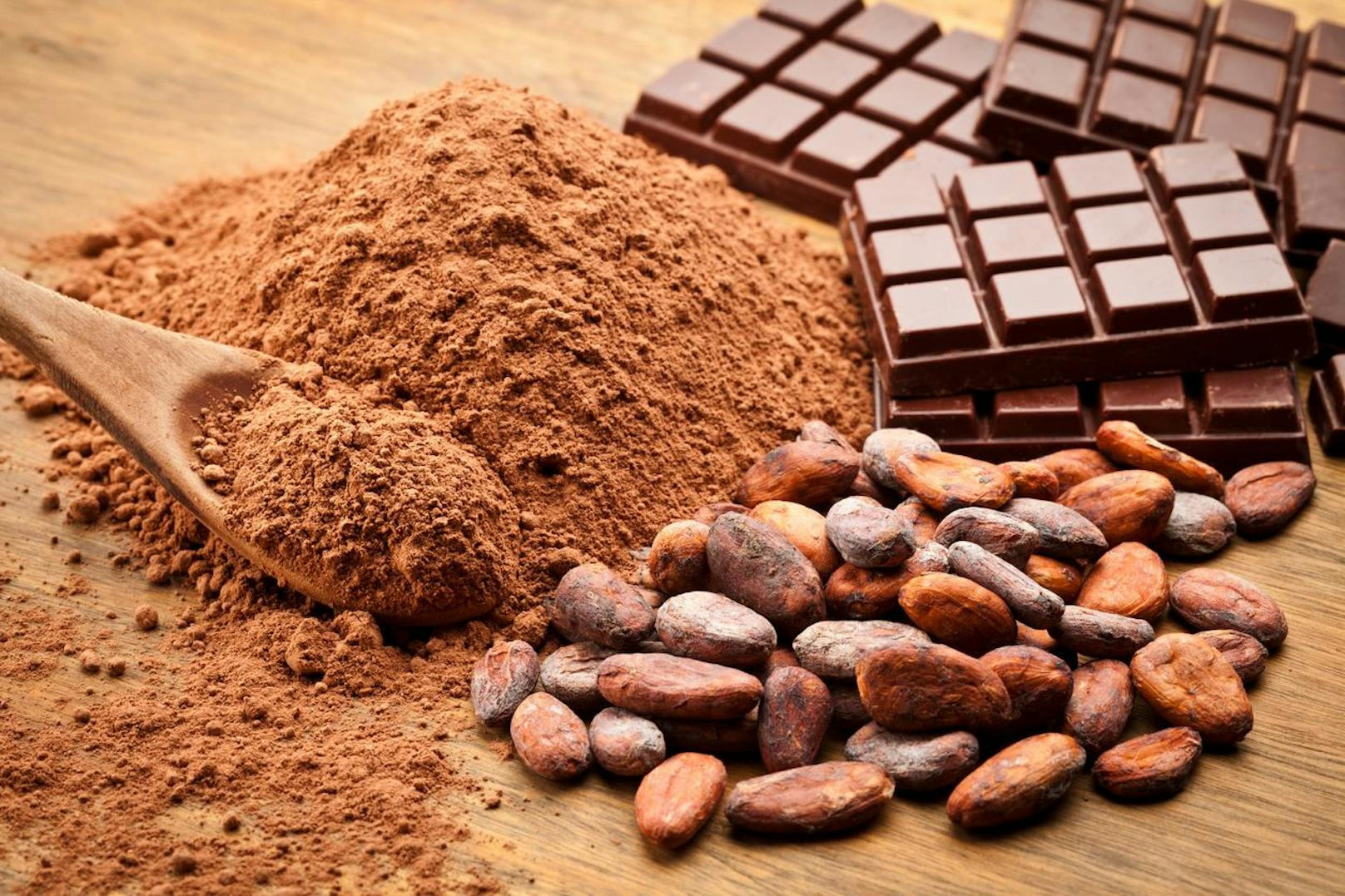 Gewöhnlicher Kakao aus dem Supermarkt wurde hocherhitzt und so stark verarbeitet, dass du von keinen der positiven Effekte profitieren kannst. Nur der Pulver, der direkt von der Kakaobohne stammt kann deine Stimmung positiv beeinflussen.