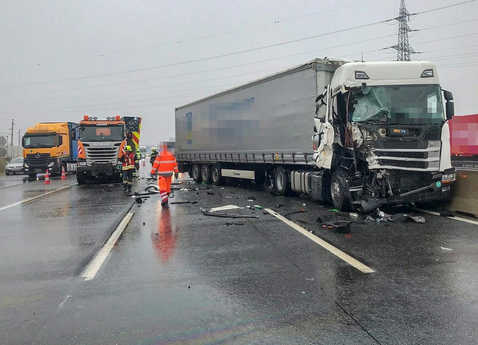 Der Lkw-Fahrer wurde bei dem Unfall schwer verletzt.