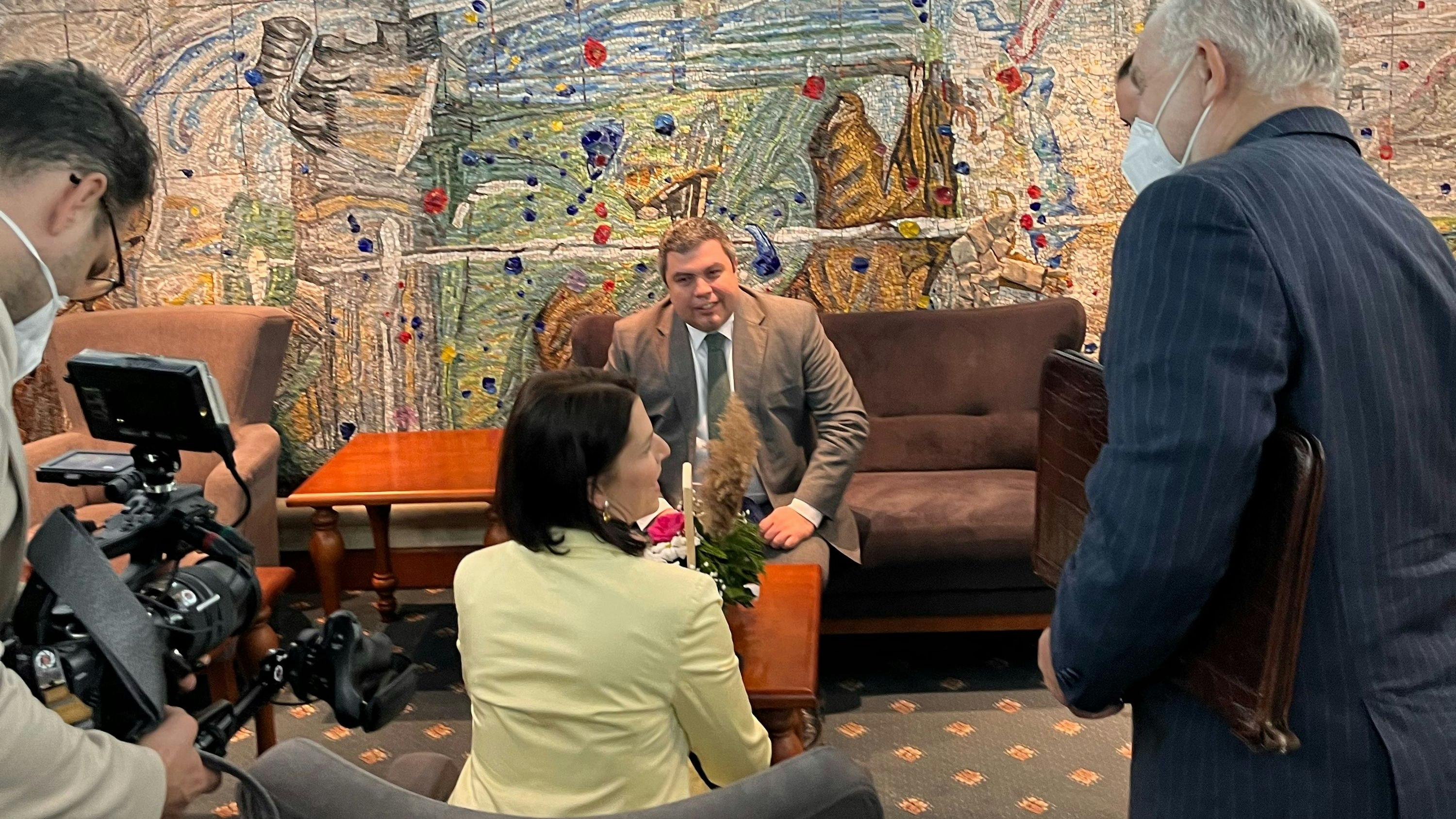 Mittwoch, 00.30 Uhr. Karoline Edtstadler kurz nach der Ankunft in Skopje.