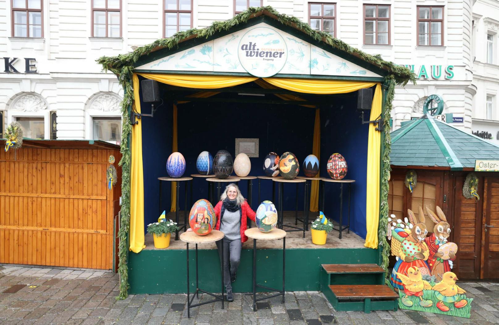 Marktchefin Alexandra Holzer nahm die Kunst-Eier aus der Ukraine in Empfang. Pünktlich zum Start des Ostermarktes sind sie ab 1. April auf der Freyung zu sehen.