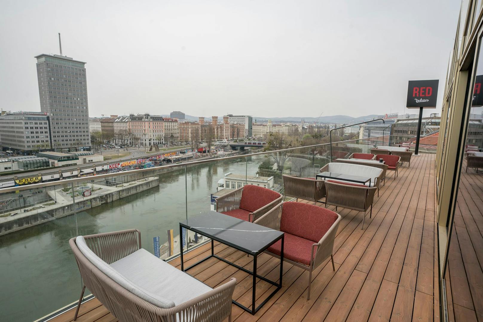 Bei Schönwetter sieht neuen "Istros" über den Wiener Donaukanal.