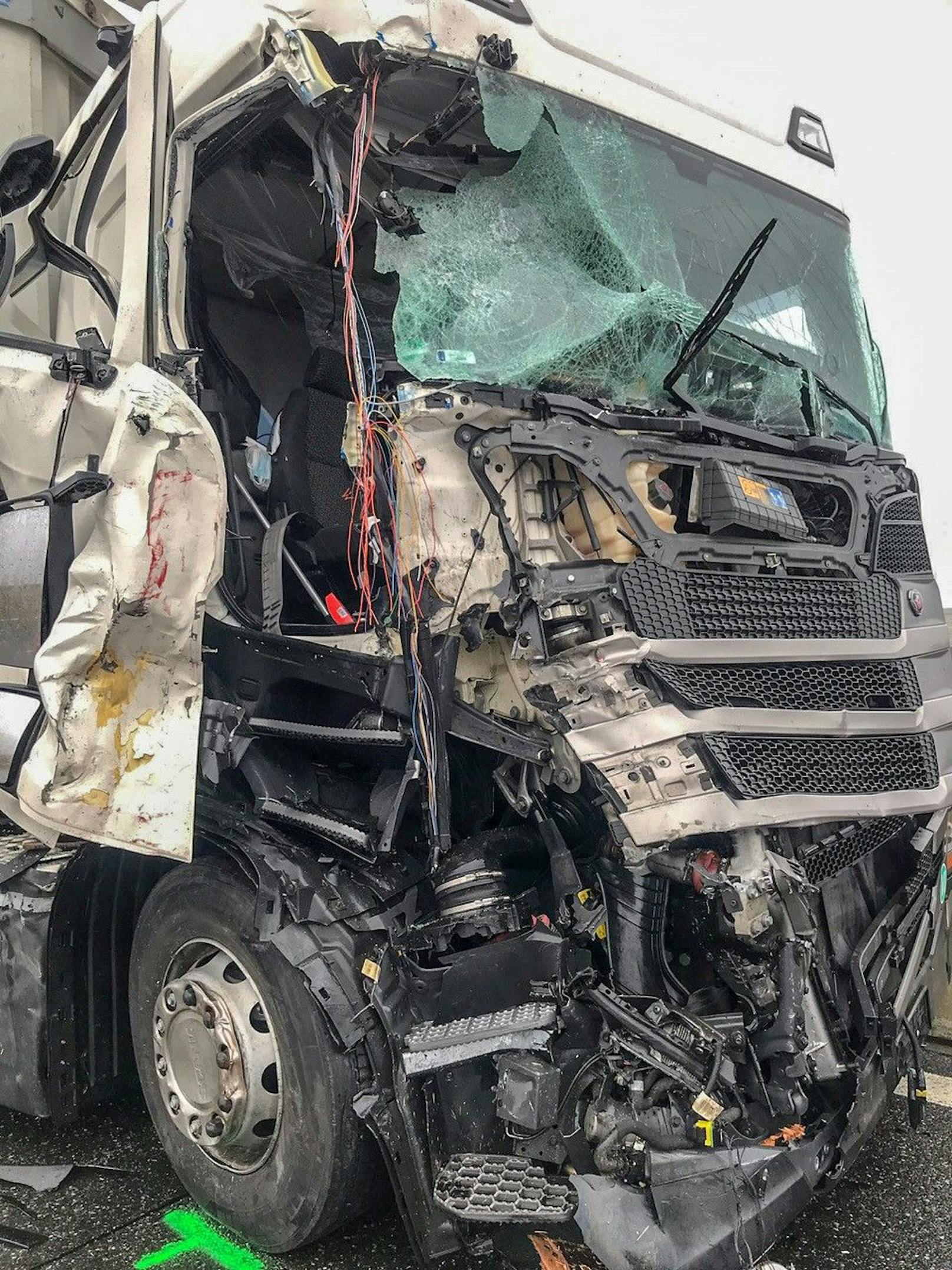 Der Lkw-Fahrer wurde bei dem Unfall schwer verletzt.