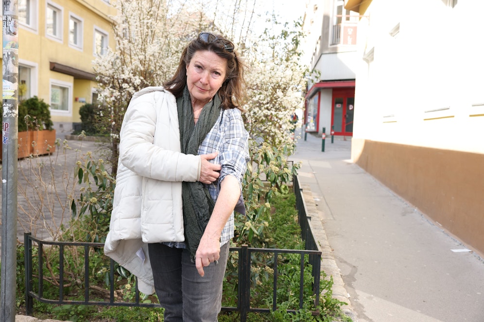 Christine W. (71) kann ihren Arm nicht mehr ganz ausstrecken, sie leidet an Morbus Paget des Knochens.