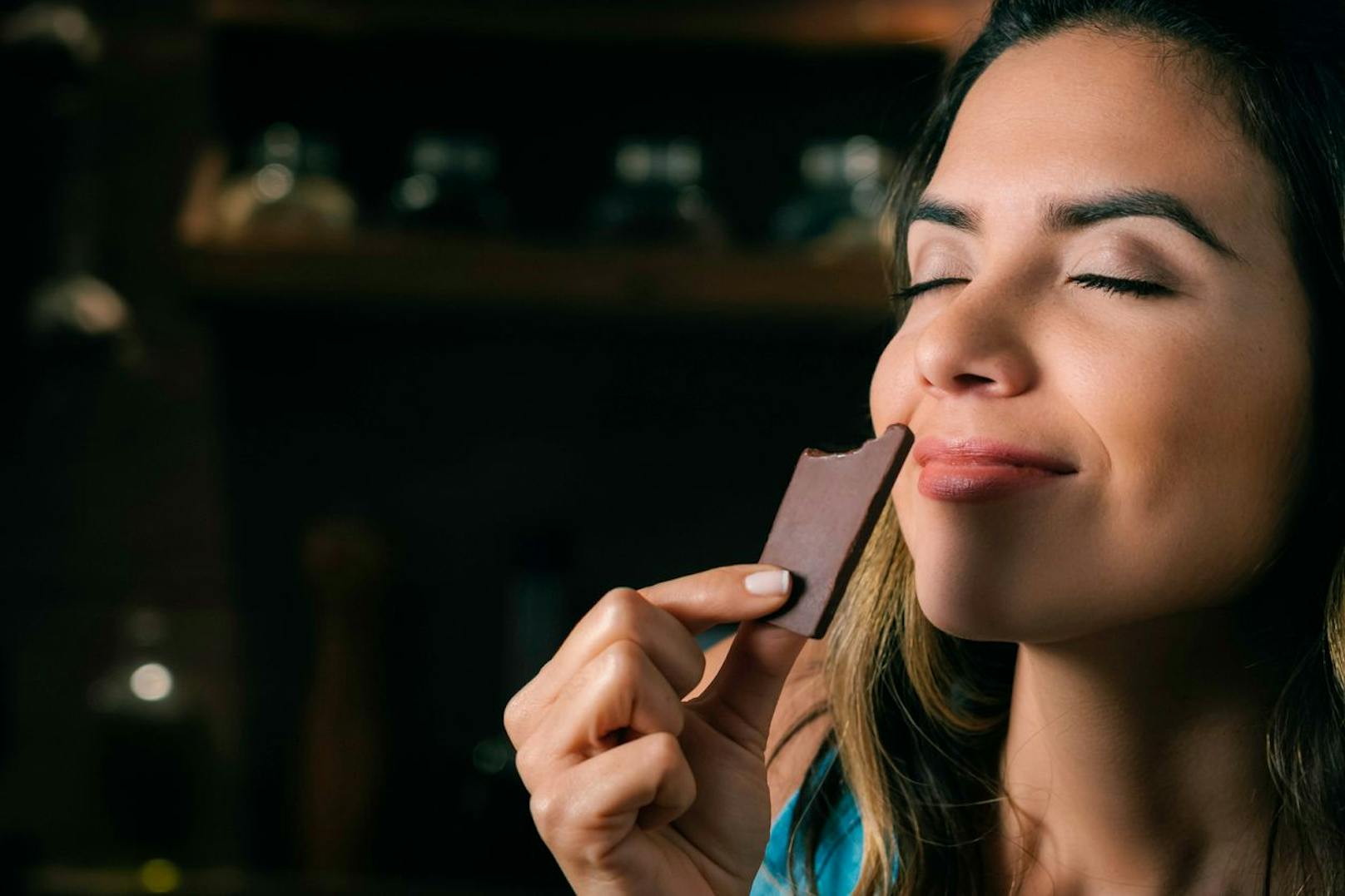 Wenn du rohen Kakao zu dir nimmst hebt sich deine Stimmung. Das liegt an der Aminosäure Tryptophan, welches in das Glückshormon Serotonin umgewandelt wird.