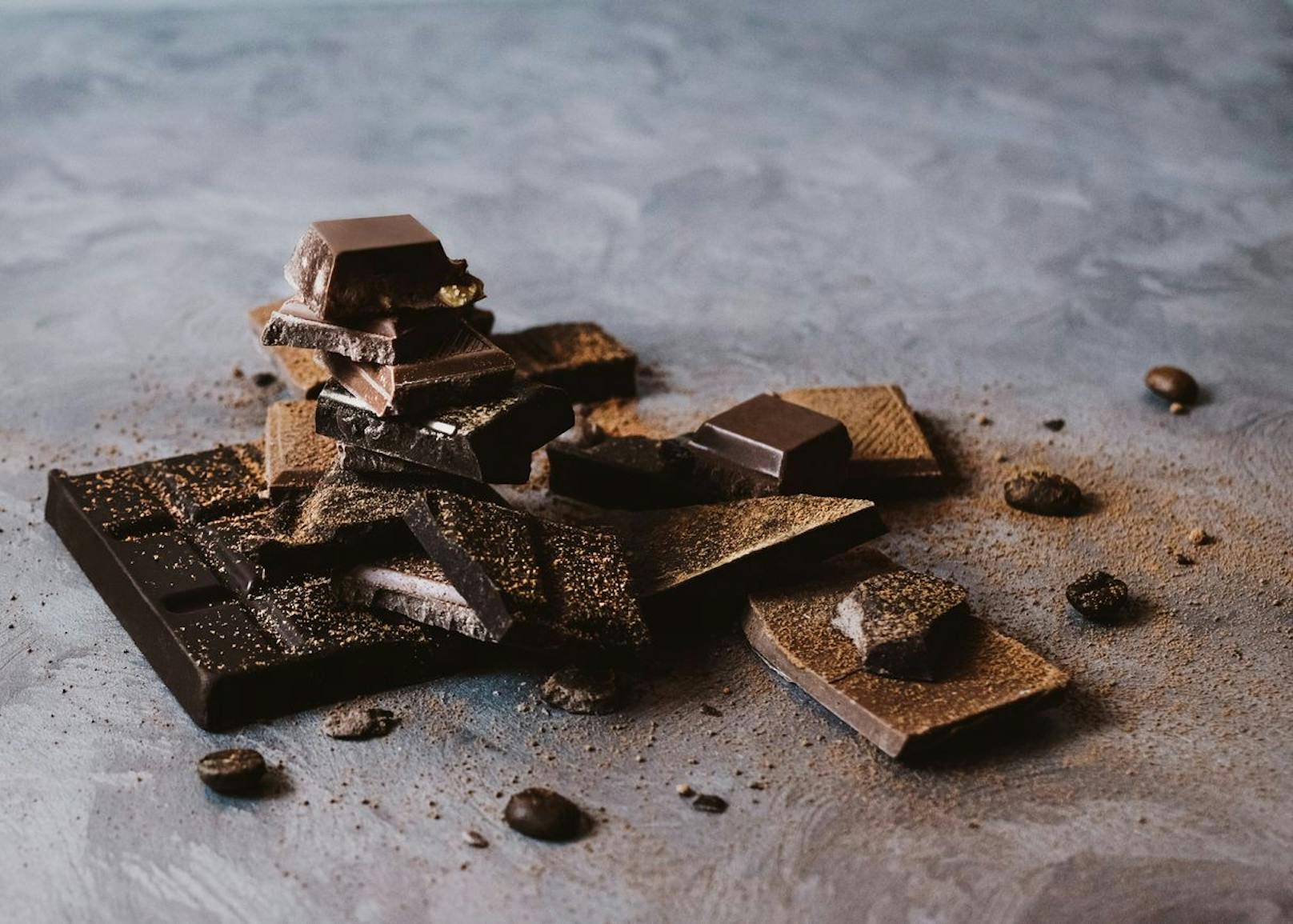 Eine ordentliche Tafel Schokolade schmeckt nicht nur, sie kann auch euphorisierende Zustände auslösen, die vergleichbar mit einem Erlebnis unter Drogeneinfluss sind. 