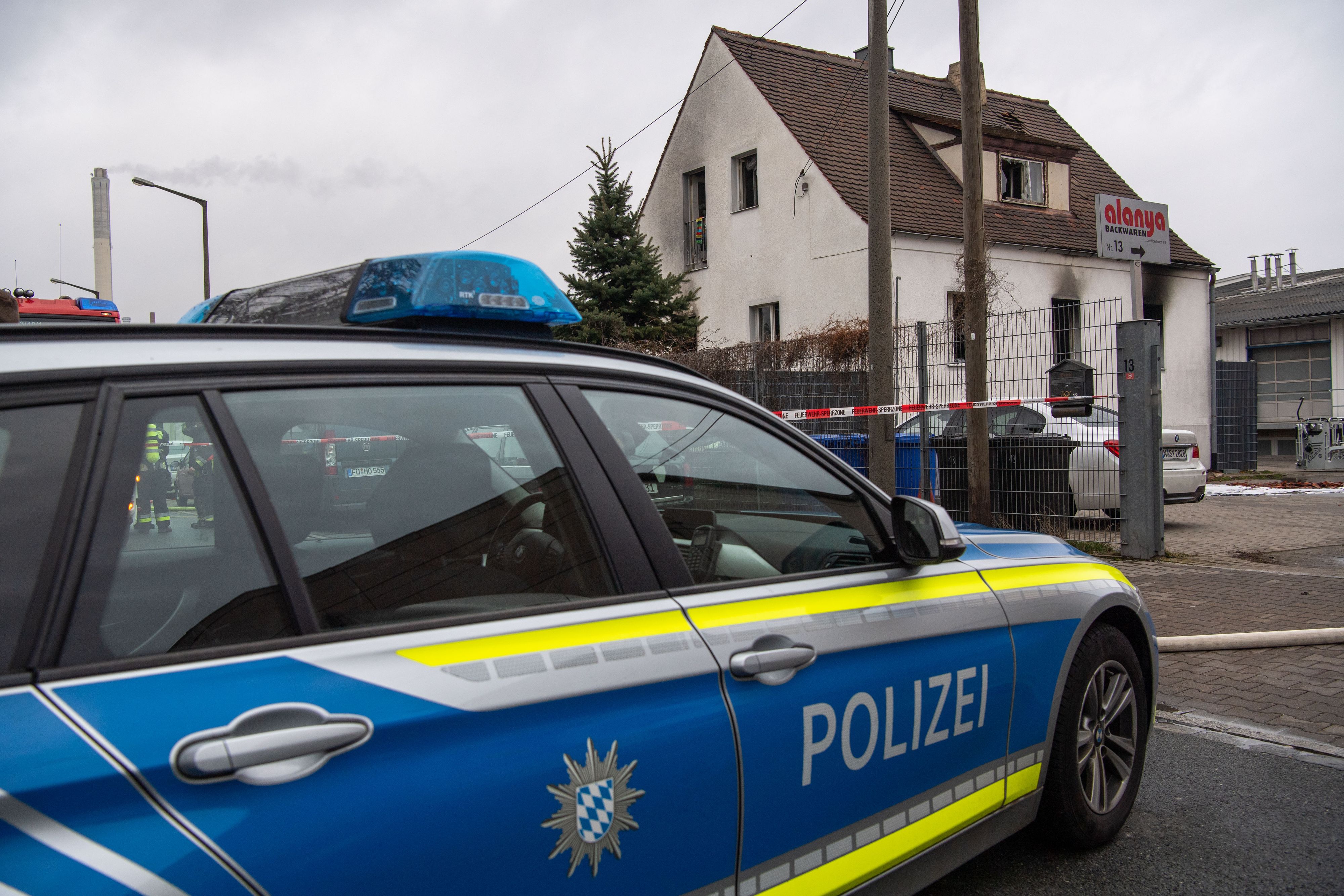 Ein Autofahrer steuerte sein Fahrzeug gezielt auf einen Polizisten. Der Beamte wurde dabei verletzt.