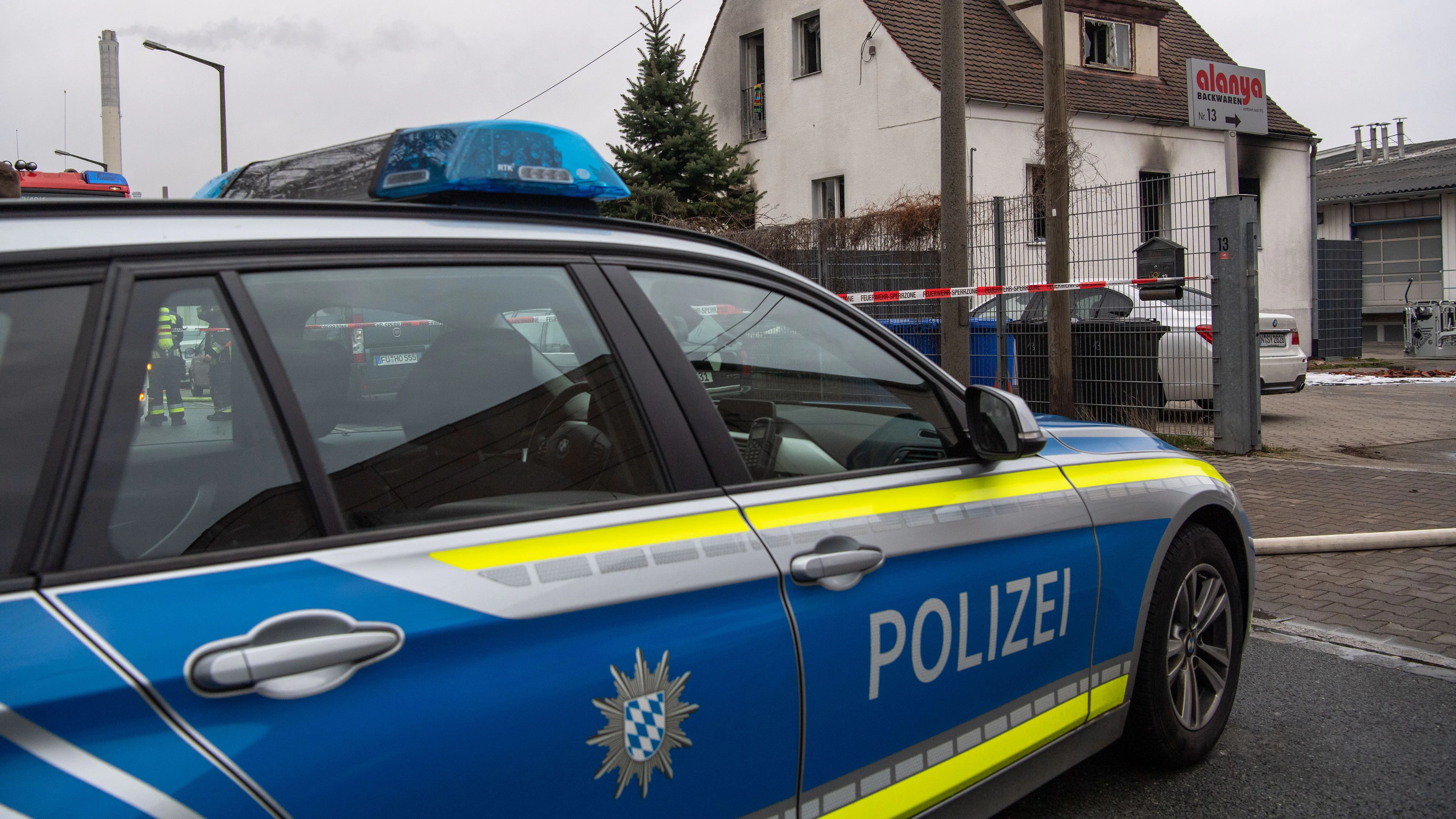 Ein Autofahrer steuerte sein Fahrzeug gezielt auf einen Polizisten. Der Beamte wurde dabei verletzt.