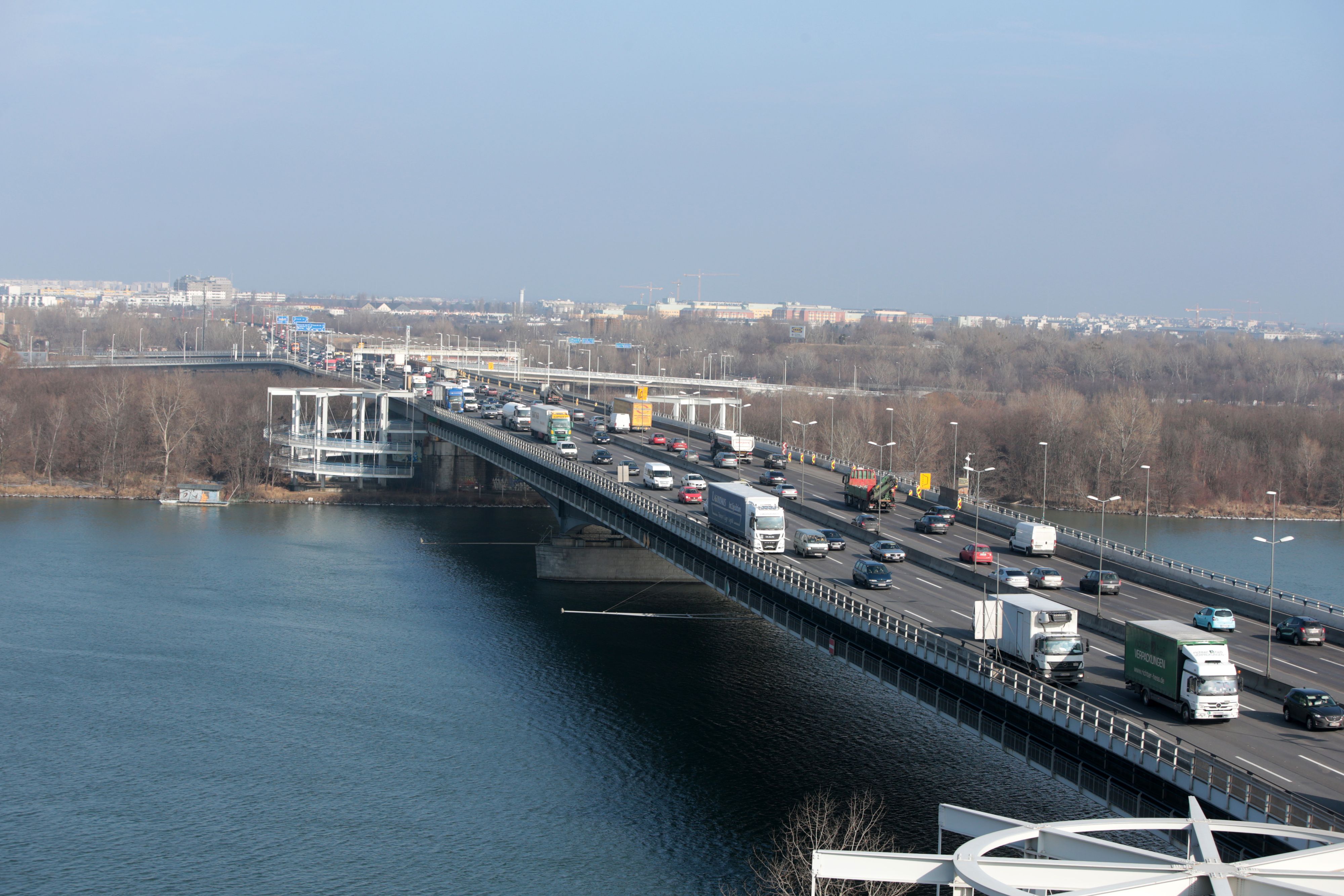 An diesem Wochenende sollte die Sanierung der Praterbrücke auf der A23 starten - doch aufgrund der prognostizierten schlechten Witterung wurde die Baustelle kurzerhand abgesagt.