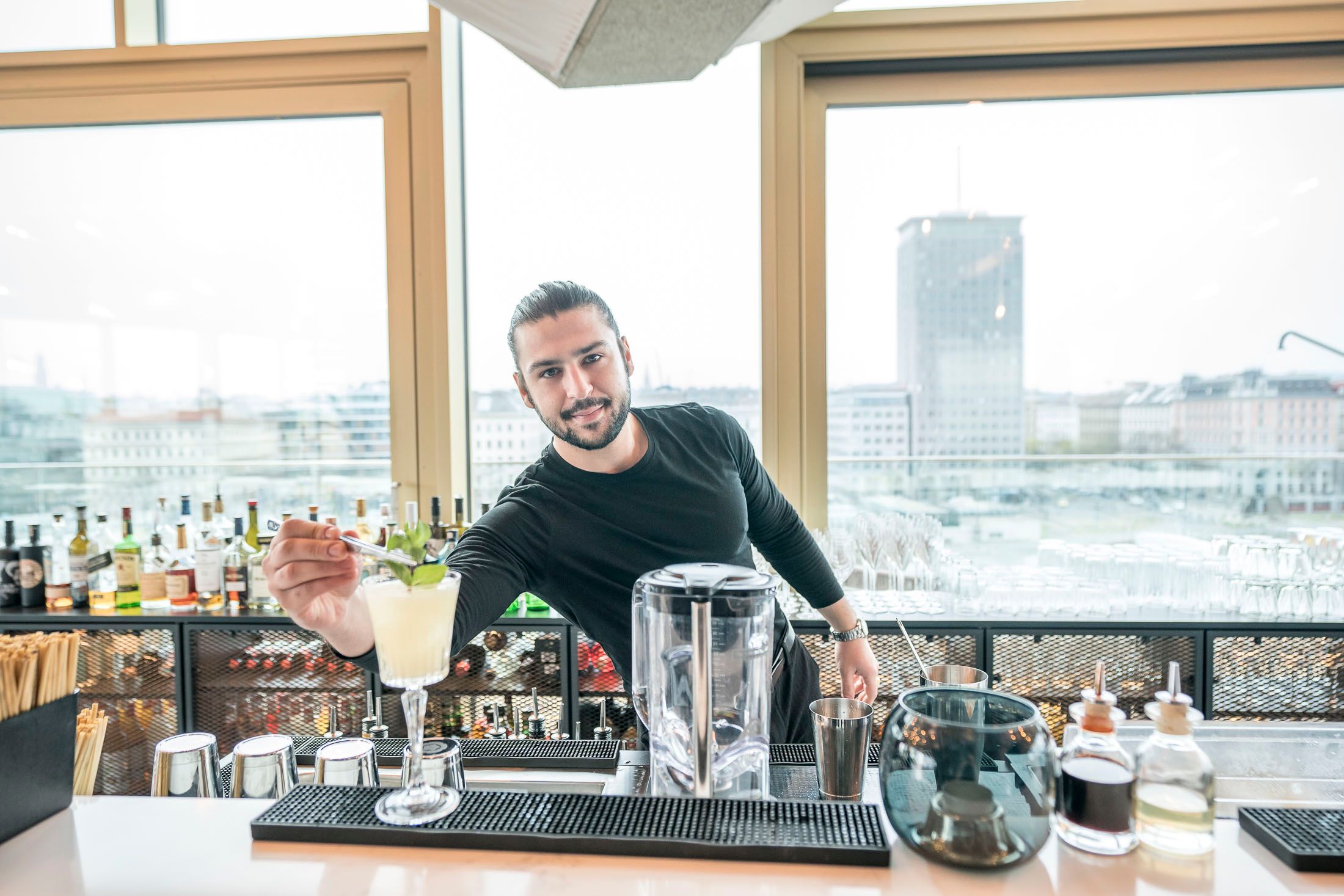 Barkeeper Elias Agar mixt im neuen Istros am Dach des Radison Red am Wiener Donaukanal Coktails.