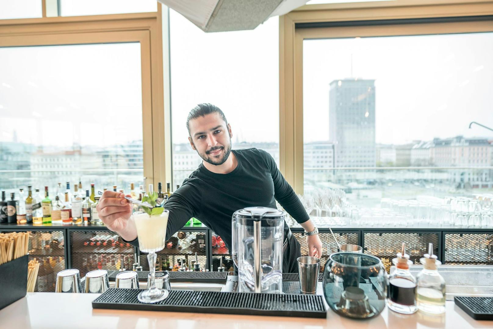 Cocktails mit Aussicht mixt Barkeeper Elias Agar in der neuen Rooftop Bar Istros im Radisson Red am Wiener Donaukanal.