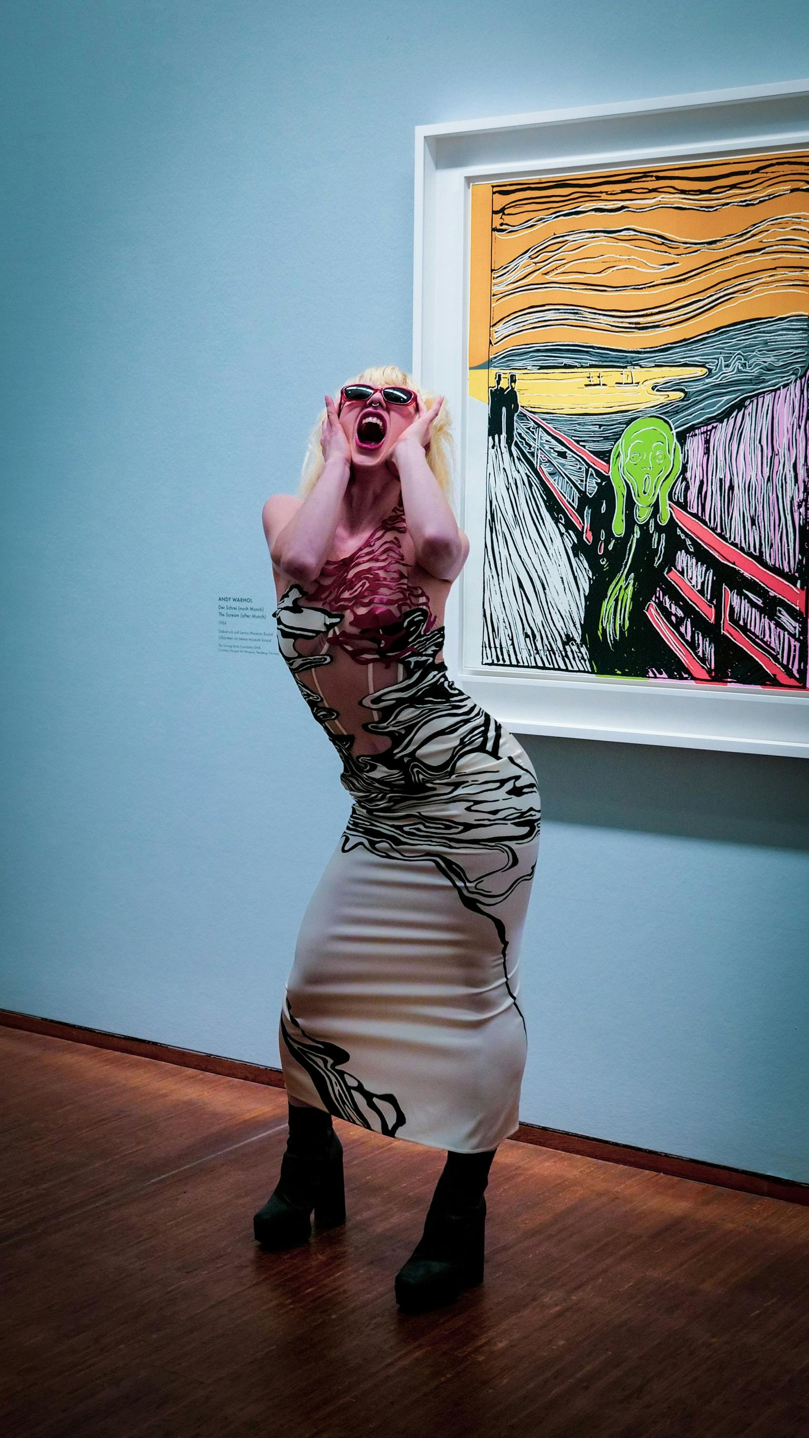 Hannah Körber ließ sich für ihr Design vor Munchs "Der Schrei" ablichten.