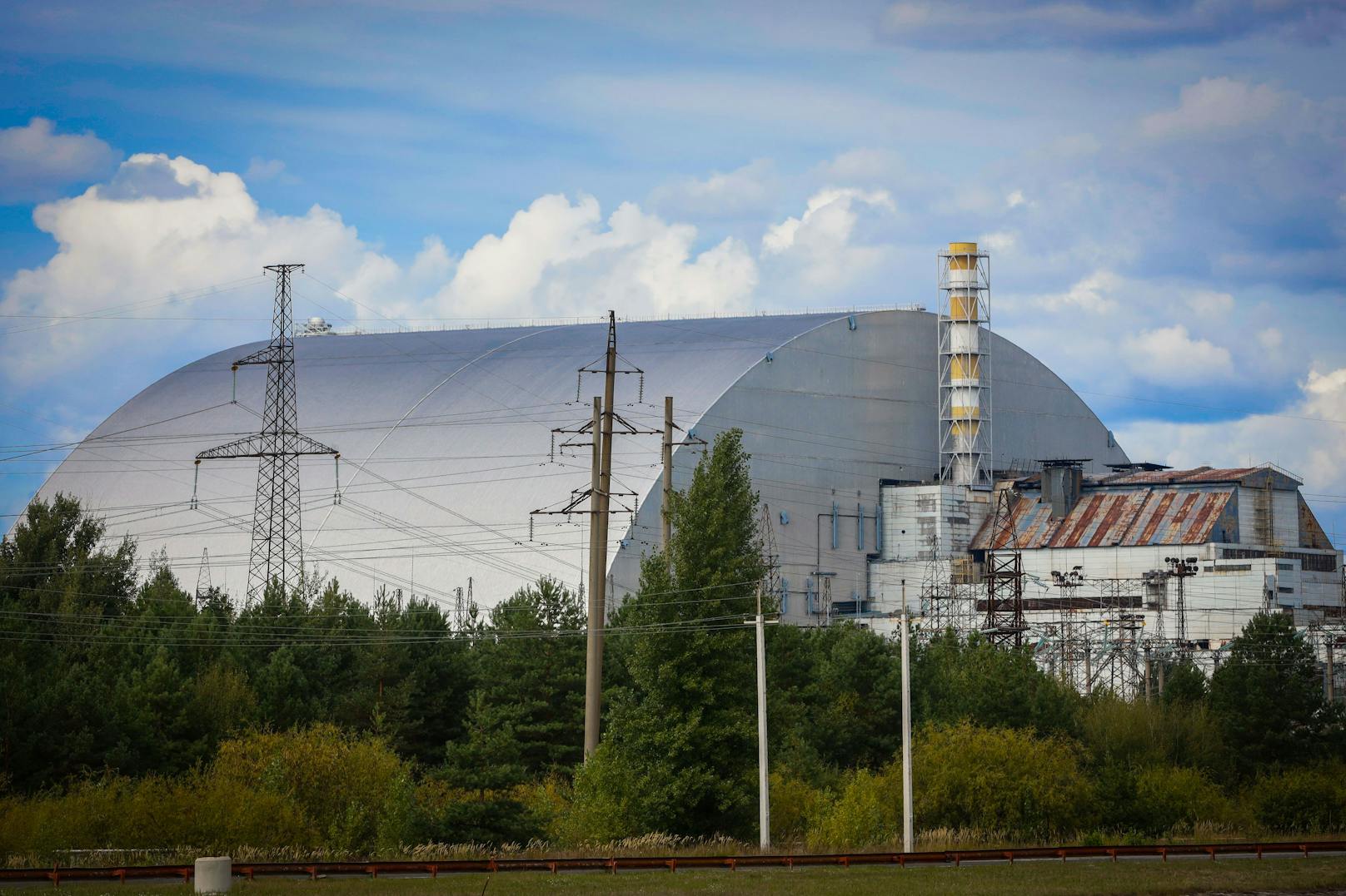 Der havarierte Reaktor von Tschernobyl mit seiner Schutzhülle (New Safe Confinement).