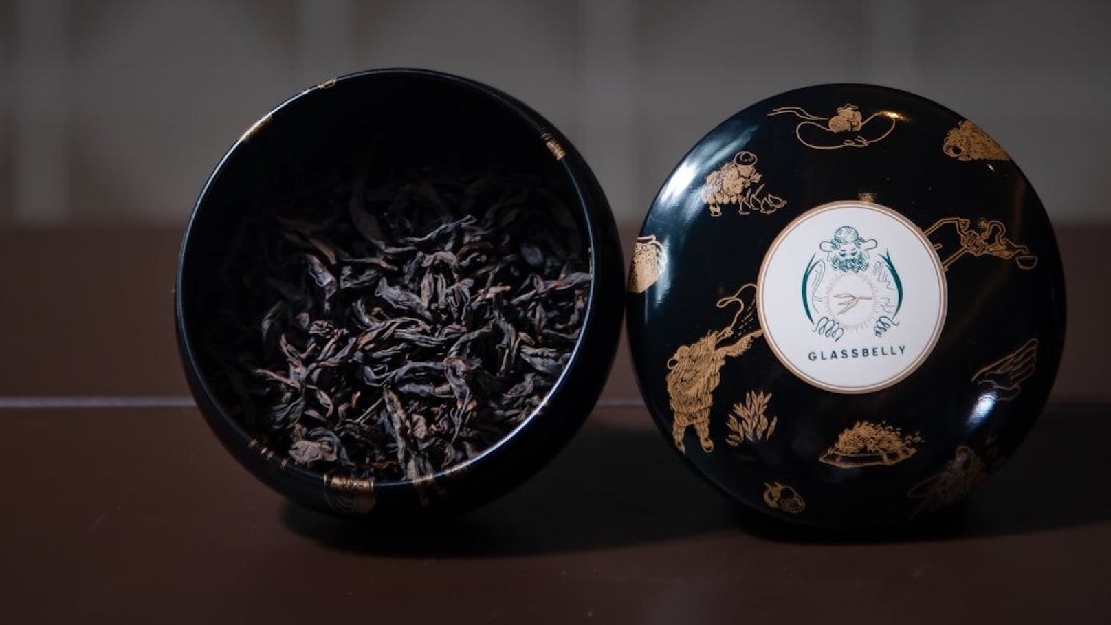 Mit einem Preis von 4.000 Euro&nbsp;pro Dose (25 Gramm) ist Niu Lan Keng Rougui einer der teuersten chinesischen Tees auf dem Markt.