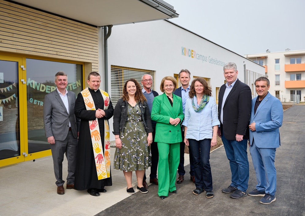 Geschäftsführer Gregor Tomschizek (Service Mensch GmbH), Pfarrer Daniel Kostrzycki, Michaela Röska (Kindergartenleiterin), Präsident Ewald Sacher (Volkshilfe NÖ), Familien-Landesrätin Christiane Teschl-Hofmeister, Baumeister Wolfgang Liebl, Veronika Rathmayr (TBE-Leiterin),  Bürgermeister Josef Leitner, Landtagsabgeordneter Toni Erber