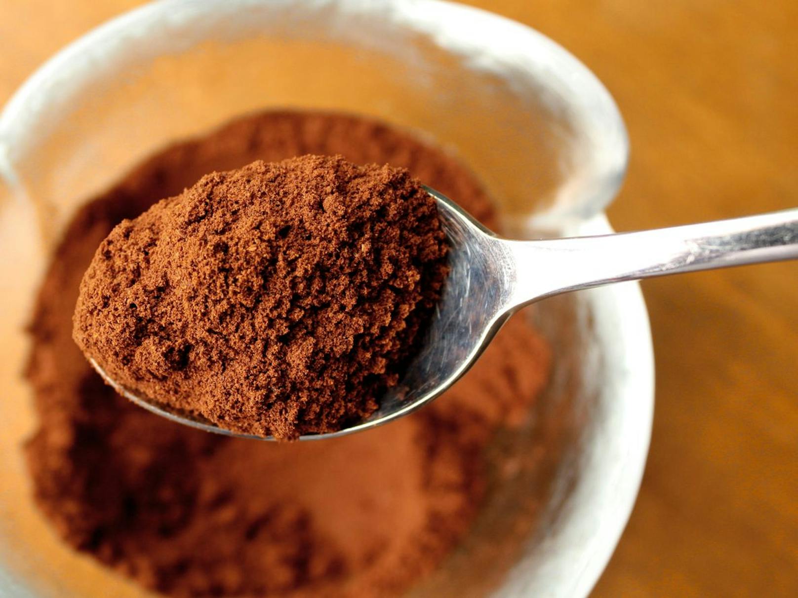 Merke dir, dass eine geringe Dosis bereits ausreicht. Etwa ein Teelöffel von rohem Kakaopulver genügt für deine tägliche Einnahme. 